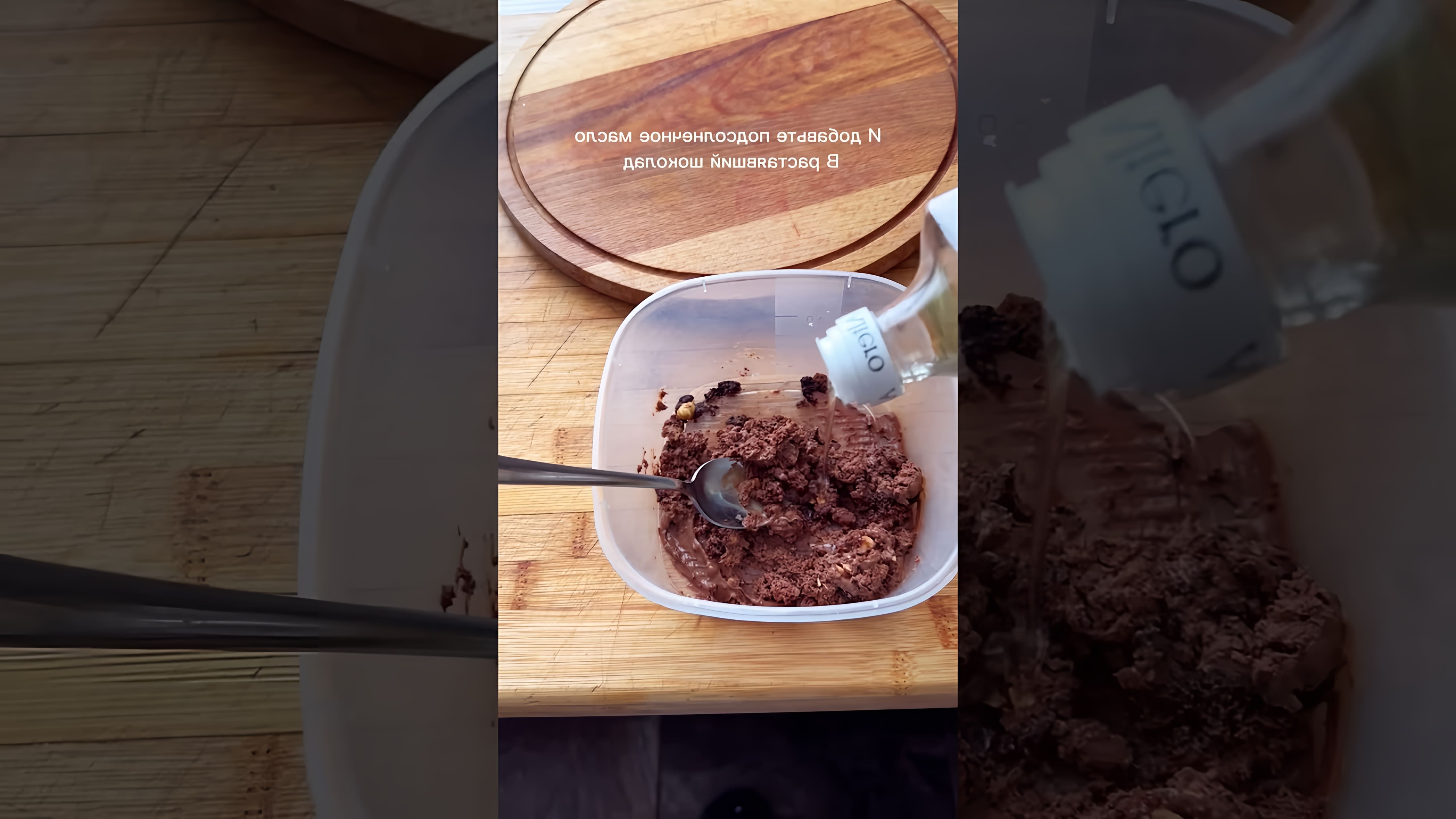 В этом видео-ролике будет показан простой и быстрый рецепт приготовления клубники в шоколаде