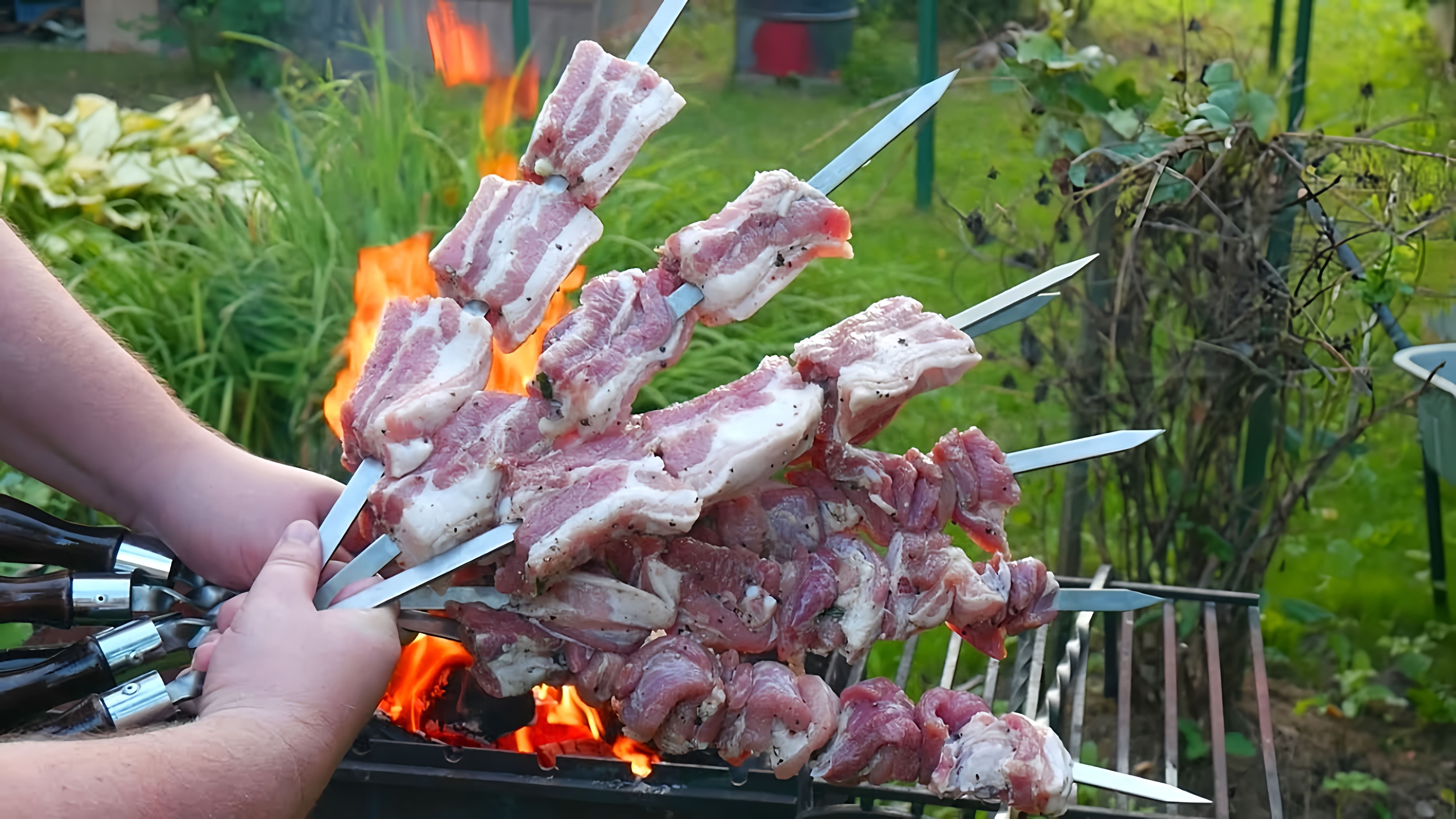 В этом видео демонстрируется процесс приготовления шашлыка из свиных ребрышек