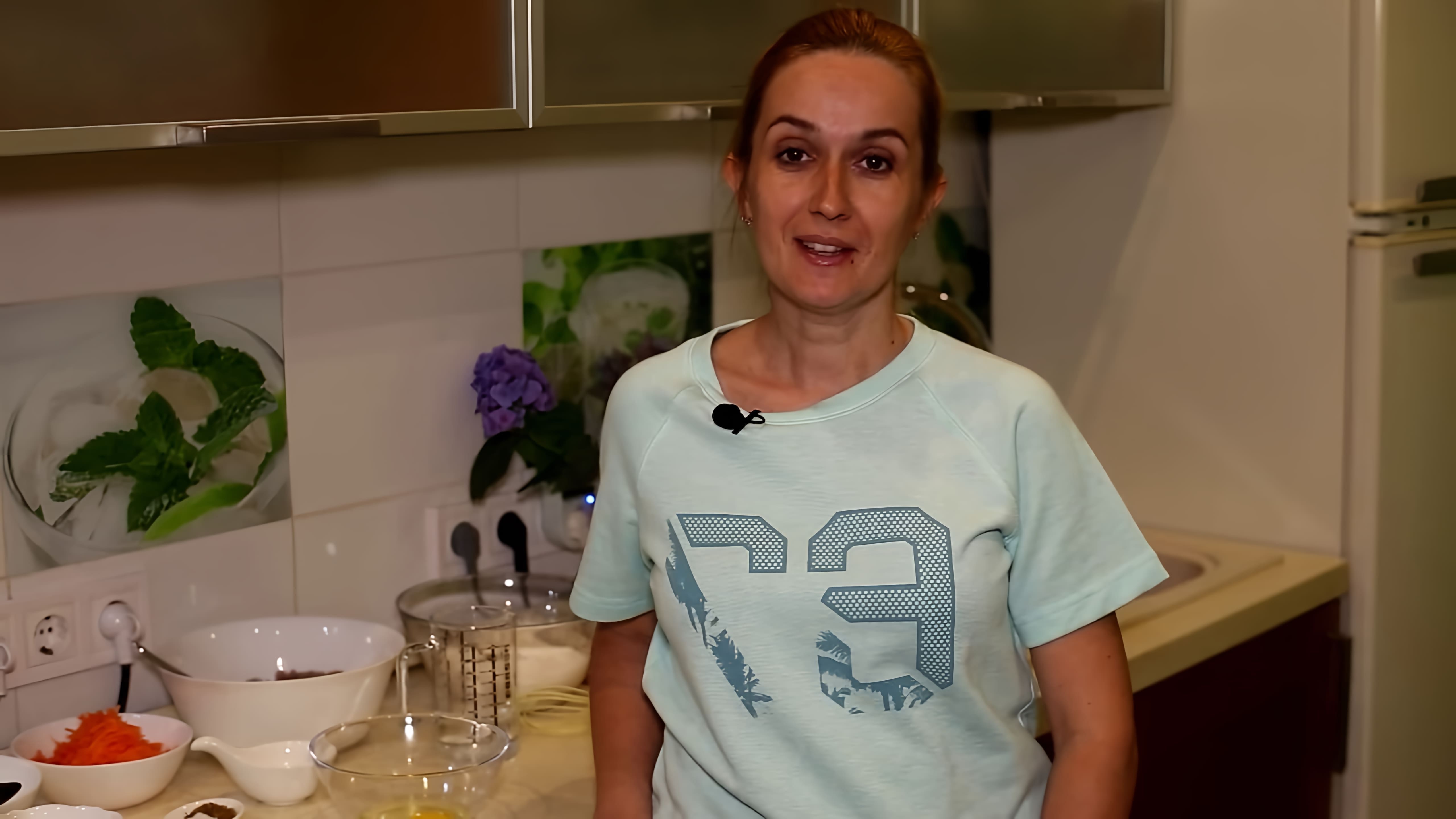 В этом видео демонстрируется быстрый и вкусный рецепт ленивых пельменей
