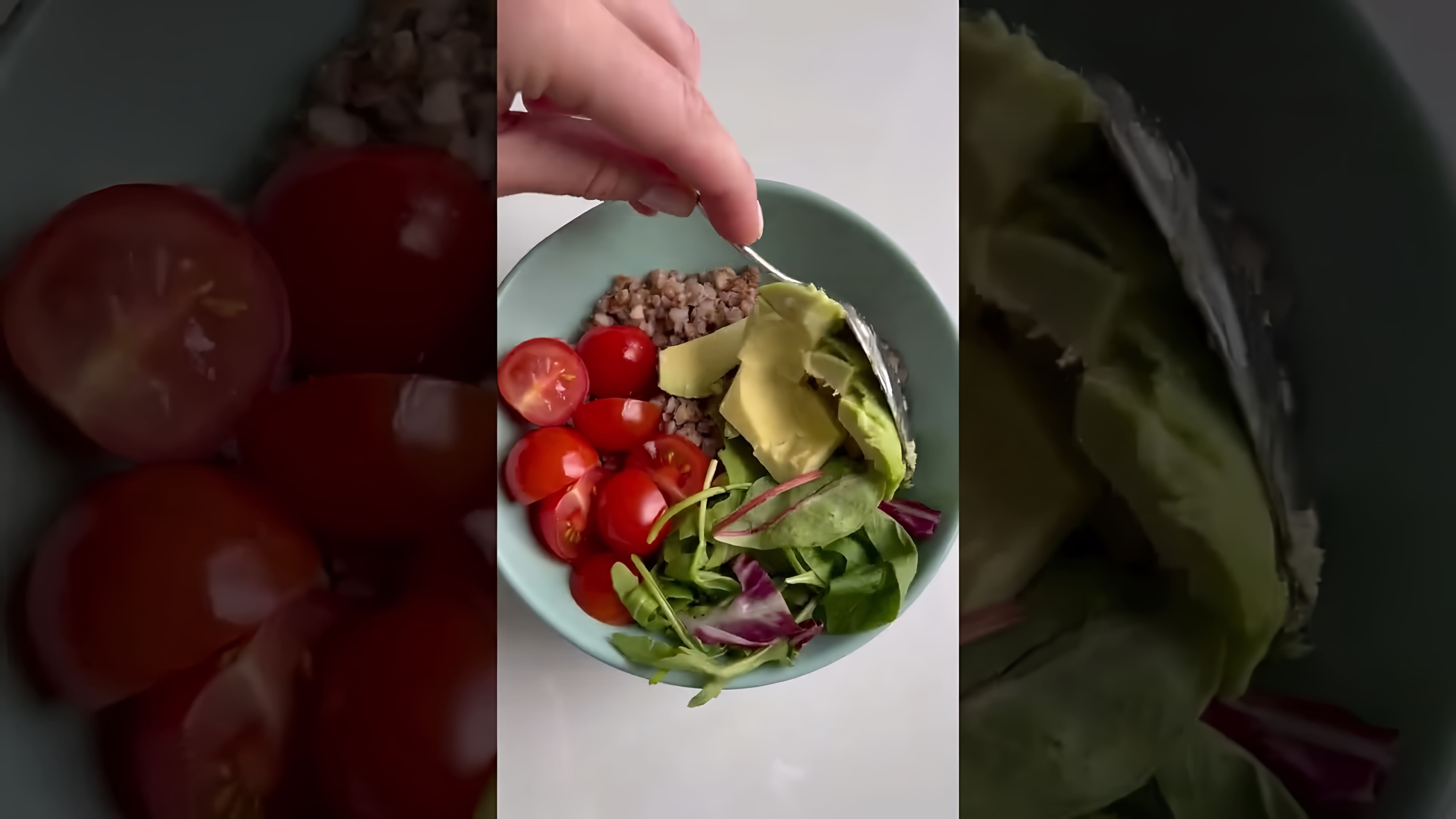 В этом видео-ролике рассказывается о том, как приготовить вкусный и полезный ужин из простых продуктов