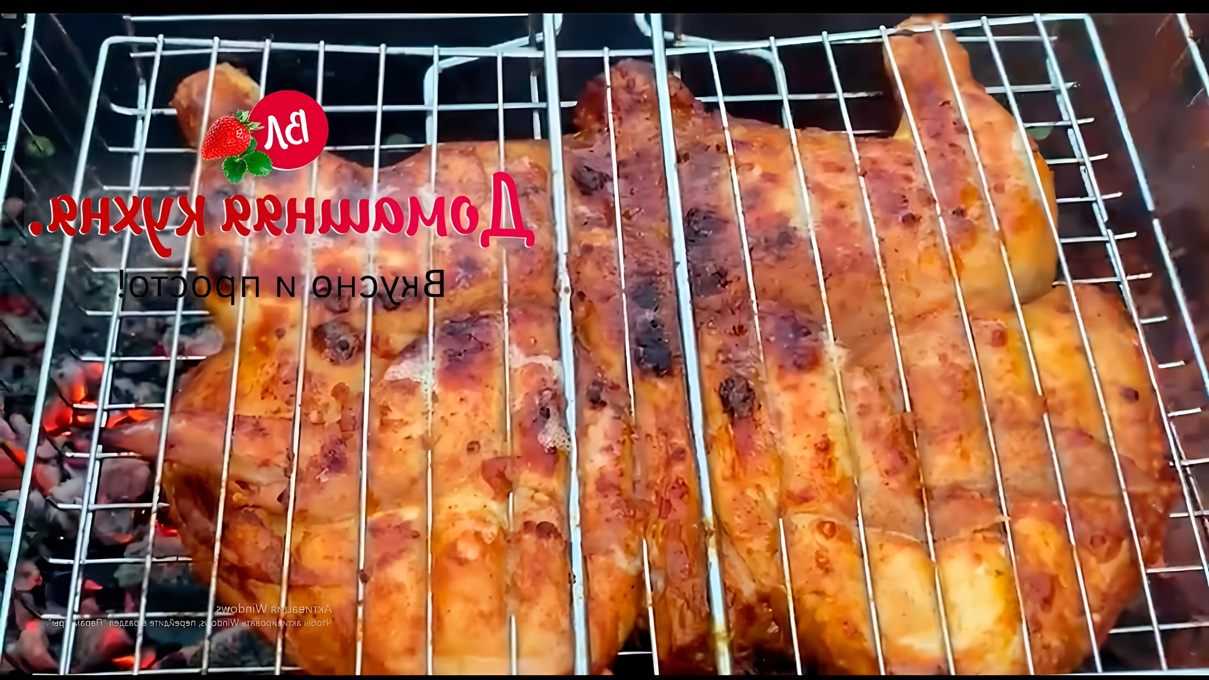 В этом видео демонстрируется процесс приготовления курицы на мангале с использованием специального маринада