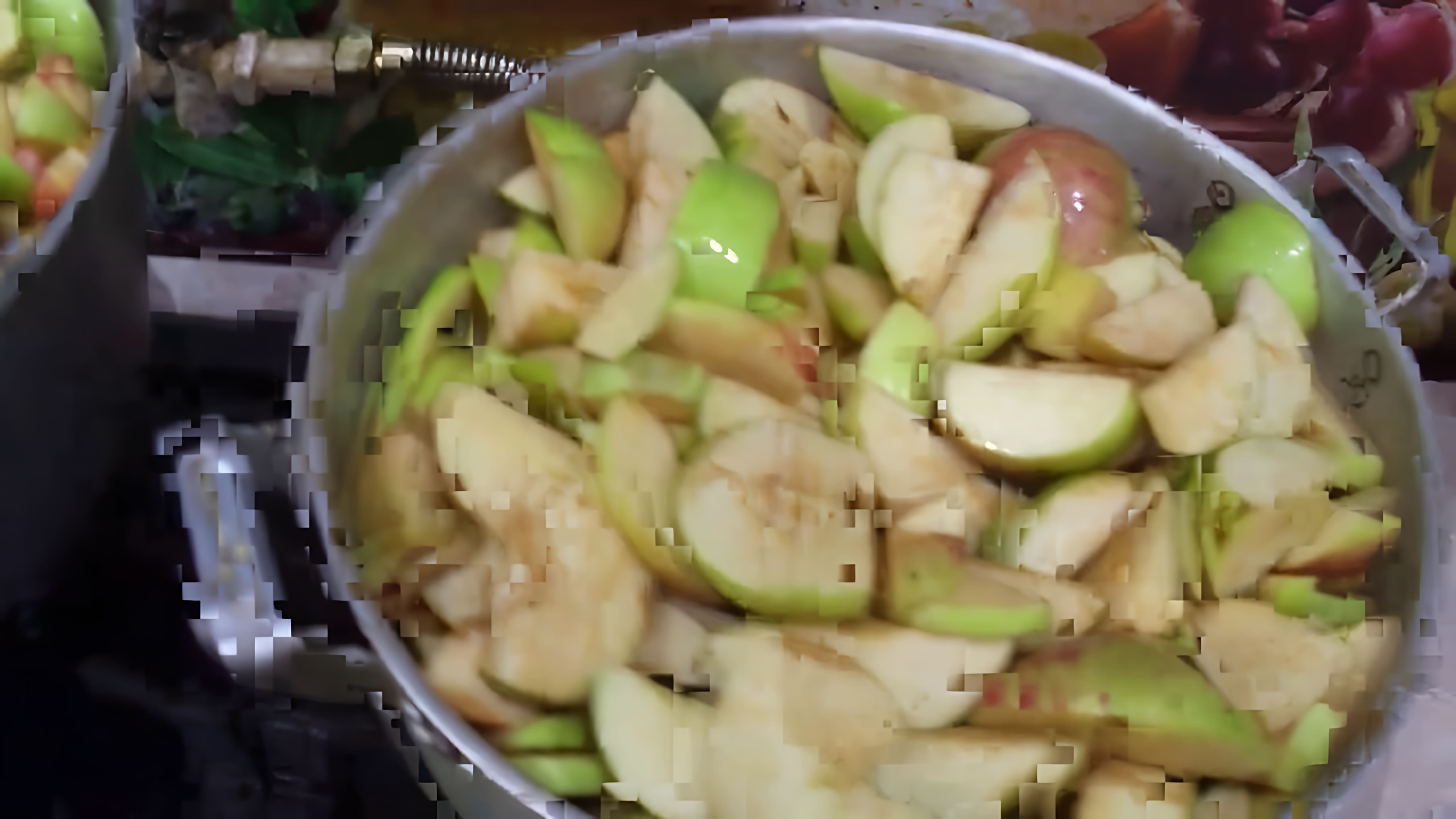 В этом видео демонстрируется процесс приготовления яблочного повидла на зиму