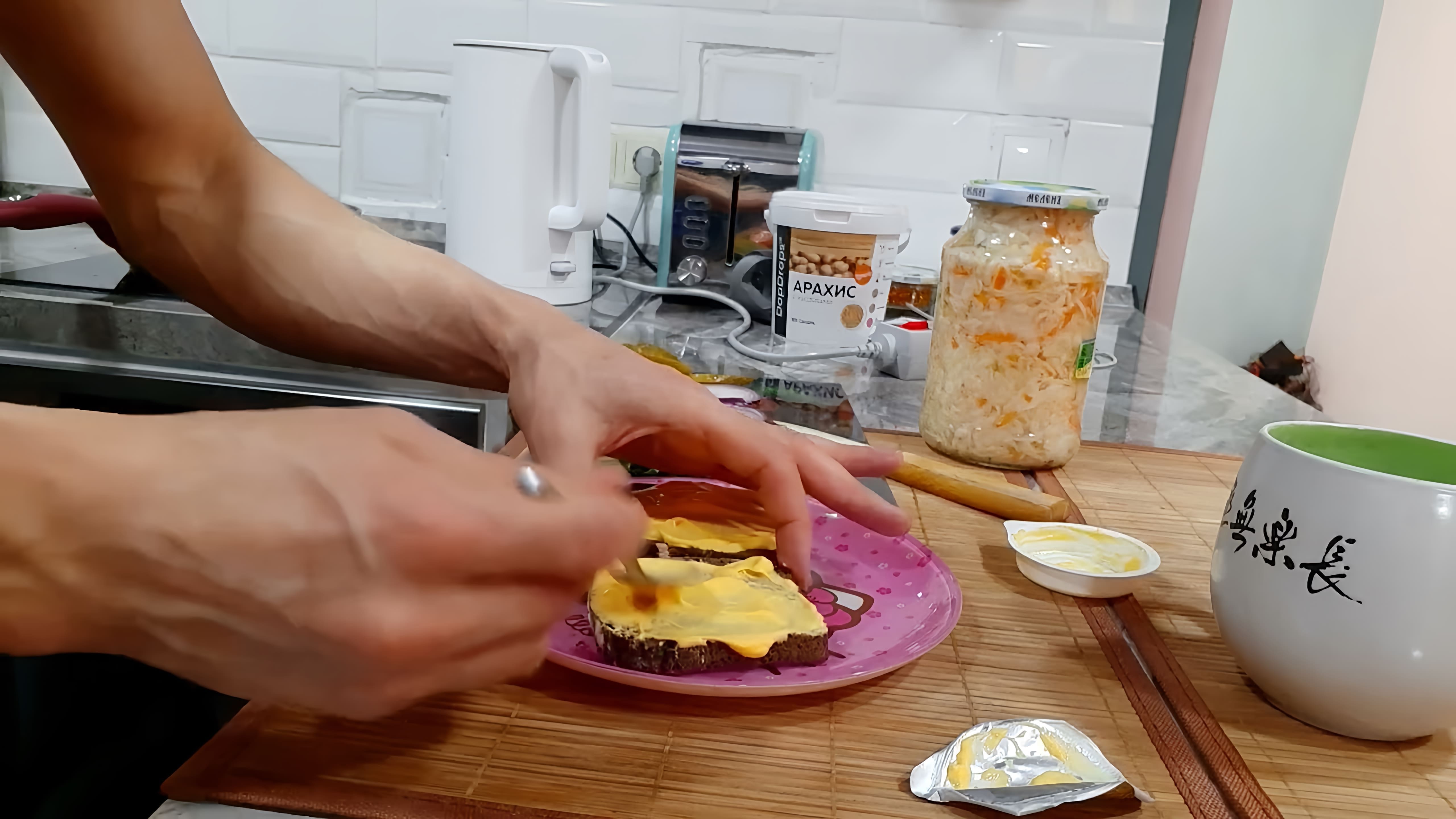 В этом видео демонстрируется рецепт вегетарианского бургера без мяса