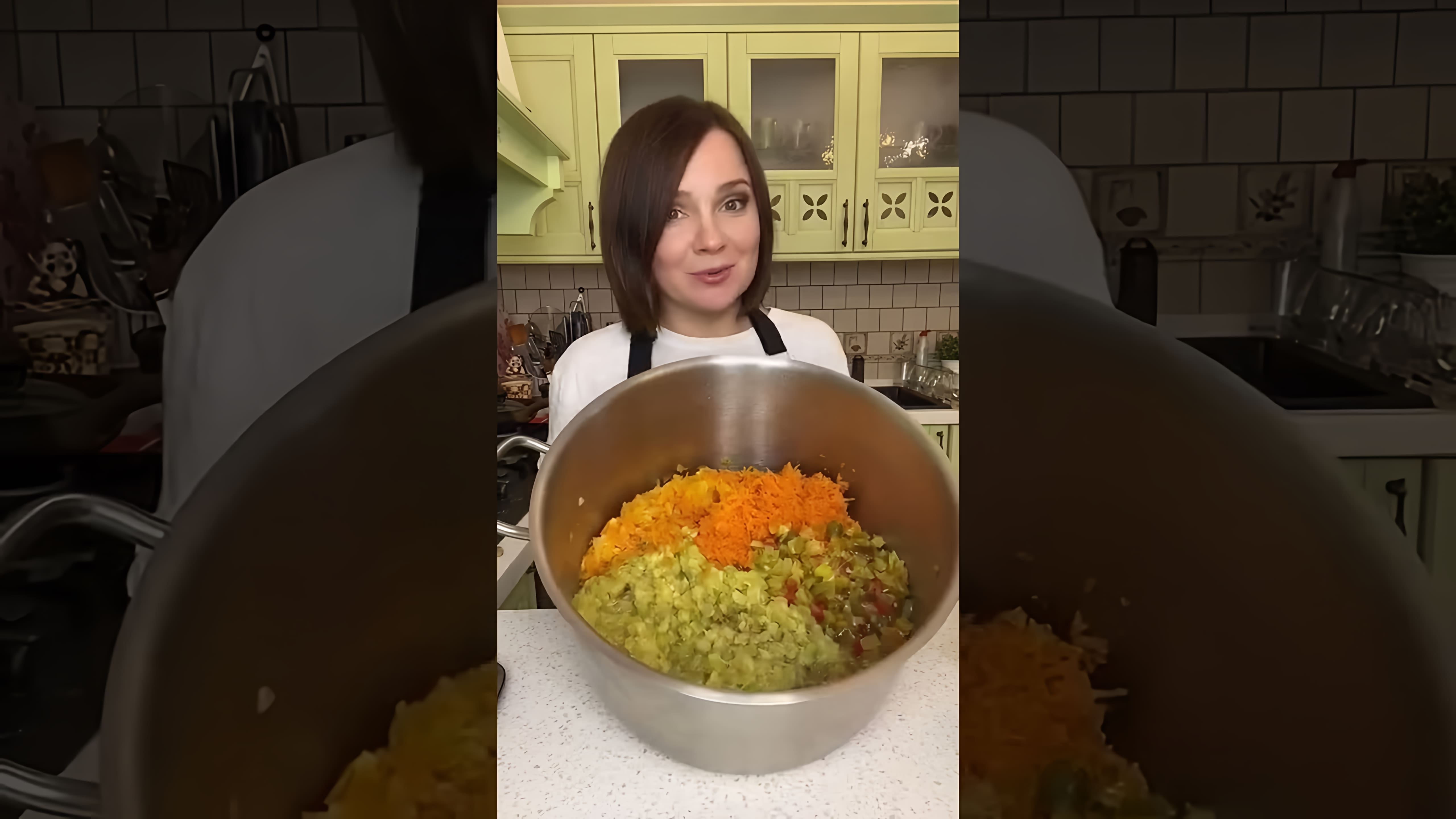 В этом видео демонстрируется рецепт приготовления икры из баклажанов или кабачков