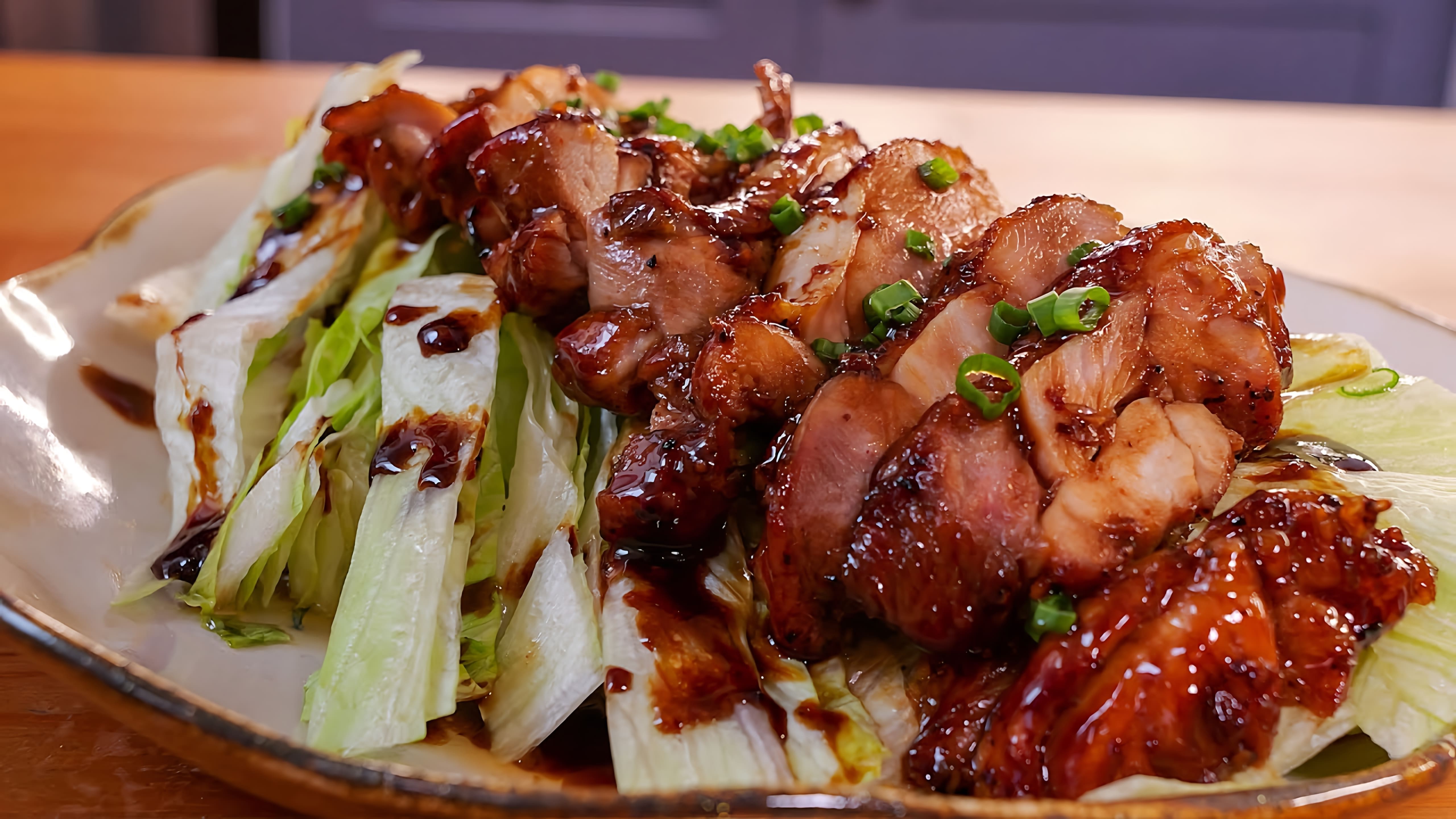В этом видео демонстрируется рецепт приготовления курицы в соевом соусе
