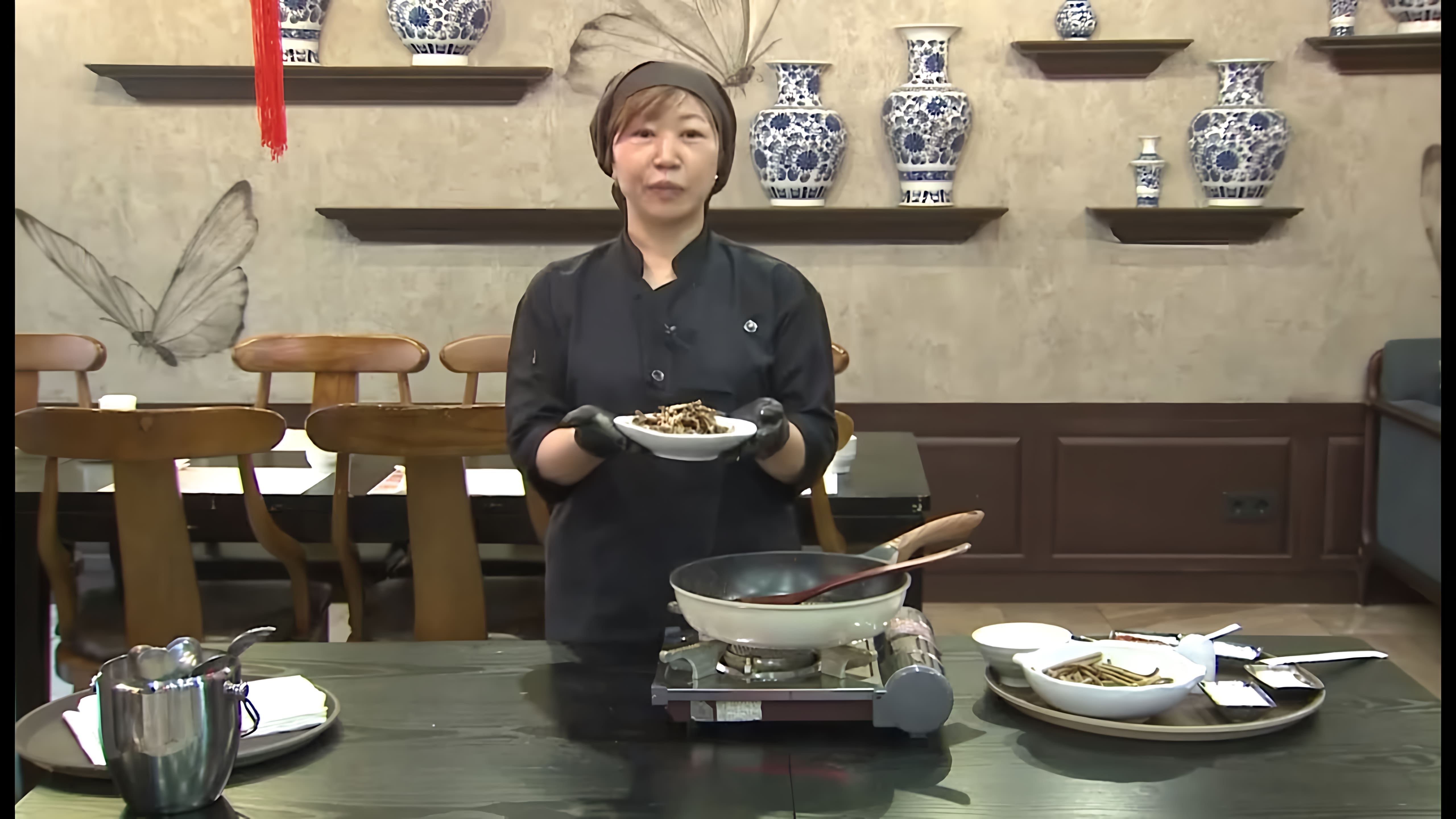 В этом видео повар Элла Пак показывает, как приготовить папоротник по-корейски
