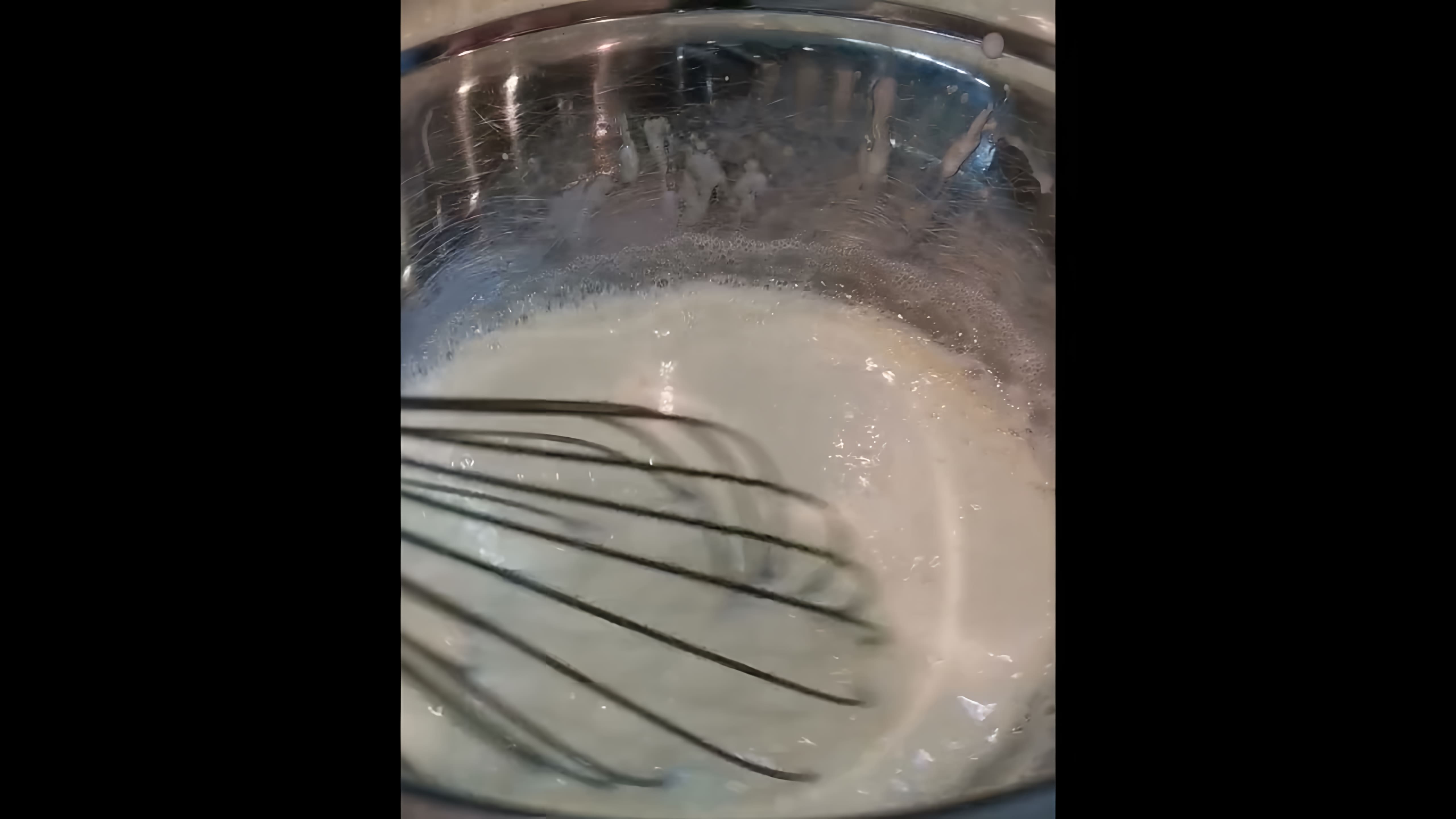 В этом видео демонстрируется рецепт приготовления пышного манника без муки на кефире