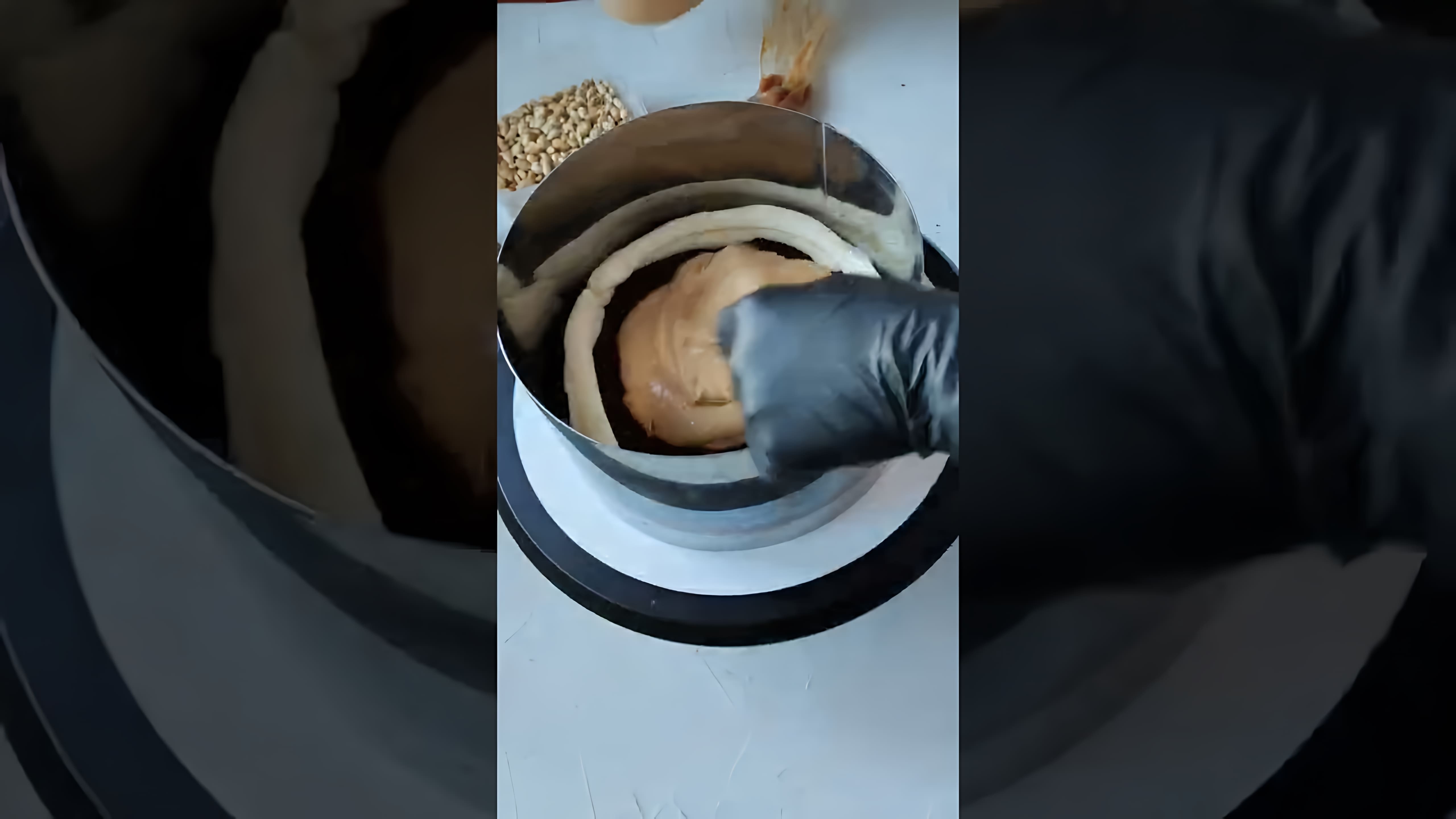 В этом видео рассказывается о том, как собрать идеально ровный торт