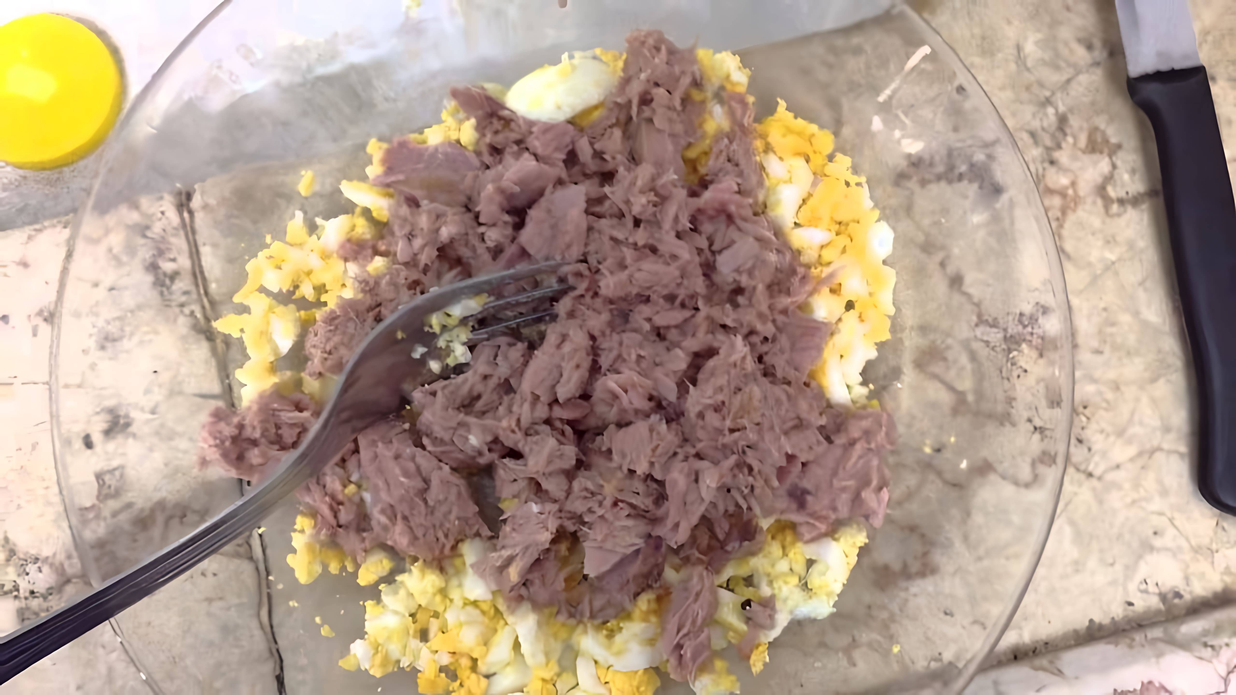 В этом видео демонстрируется процесс приготовления салата из тунца по диете Дюкана на этапе Атака