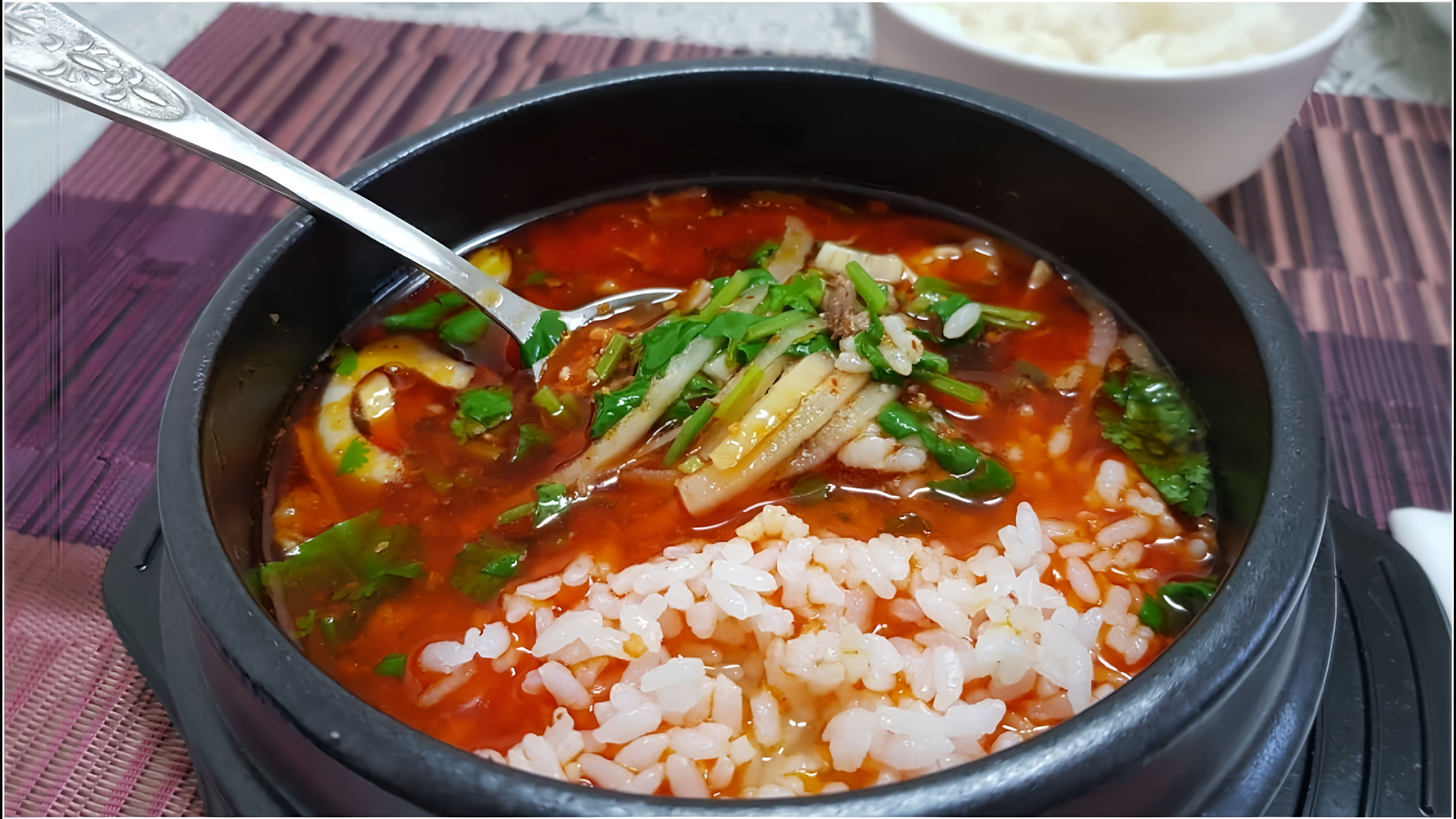 В этом видео демонстрируется процесс приготовления корейского супа из говядины