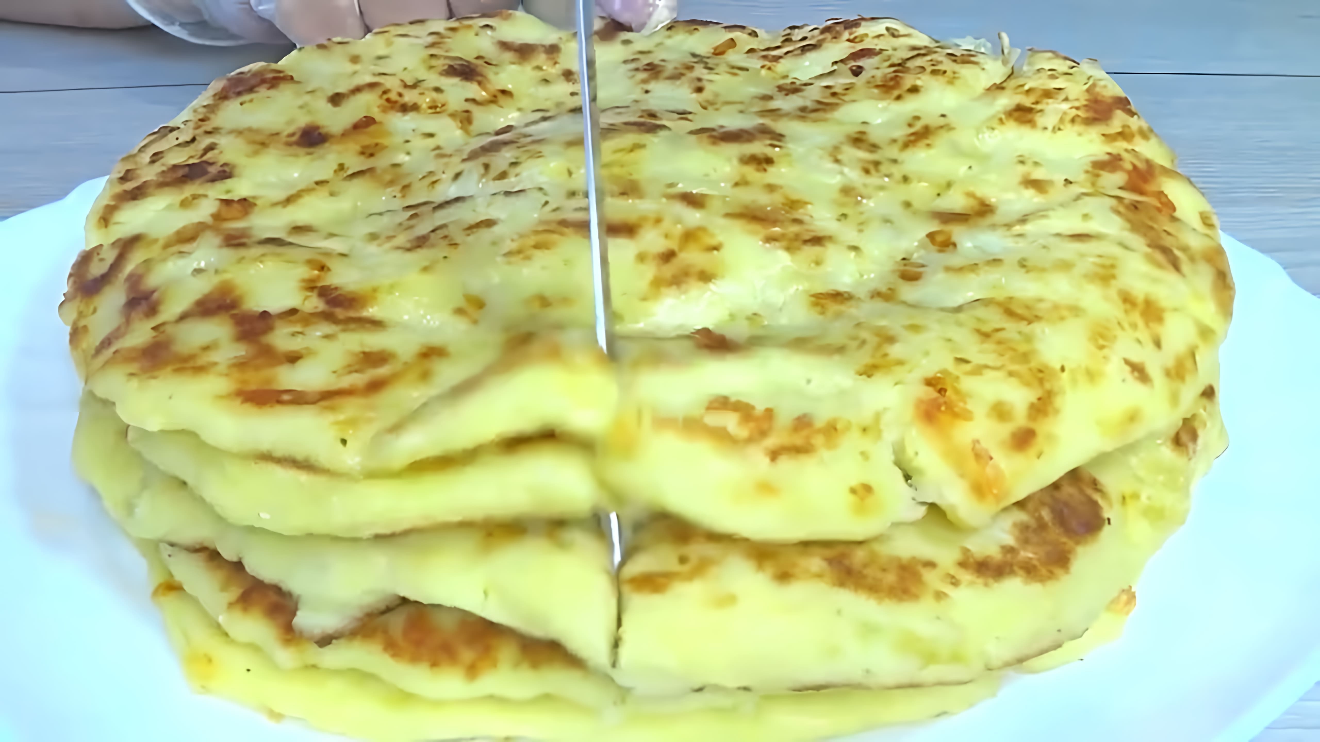В этом видео демонстрируется рецепт приготовления картофельных лепешек с сыром и чесноком