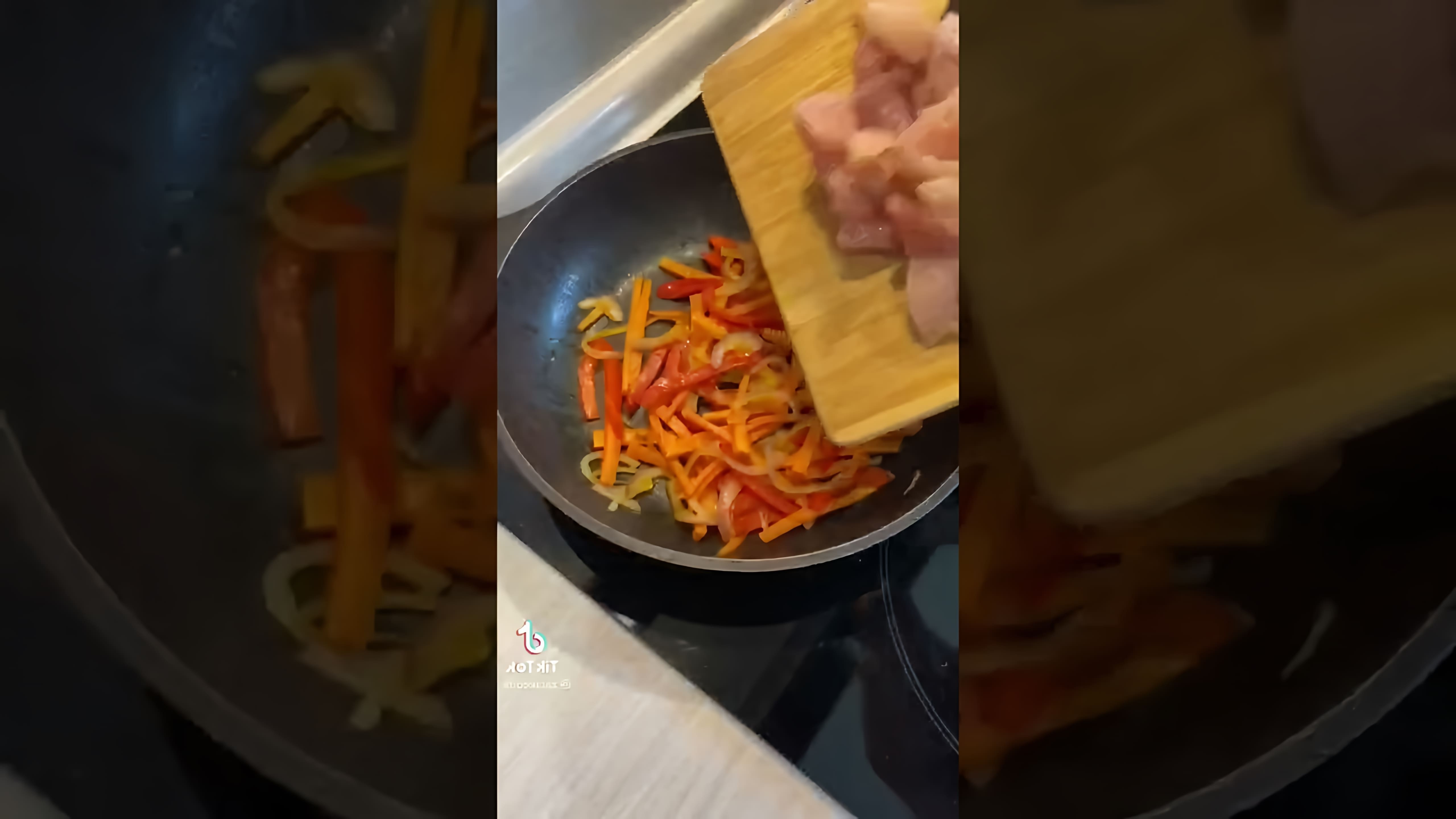 В этом видео демонстрируется рецепт приготовления лапши удон с курицей