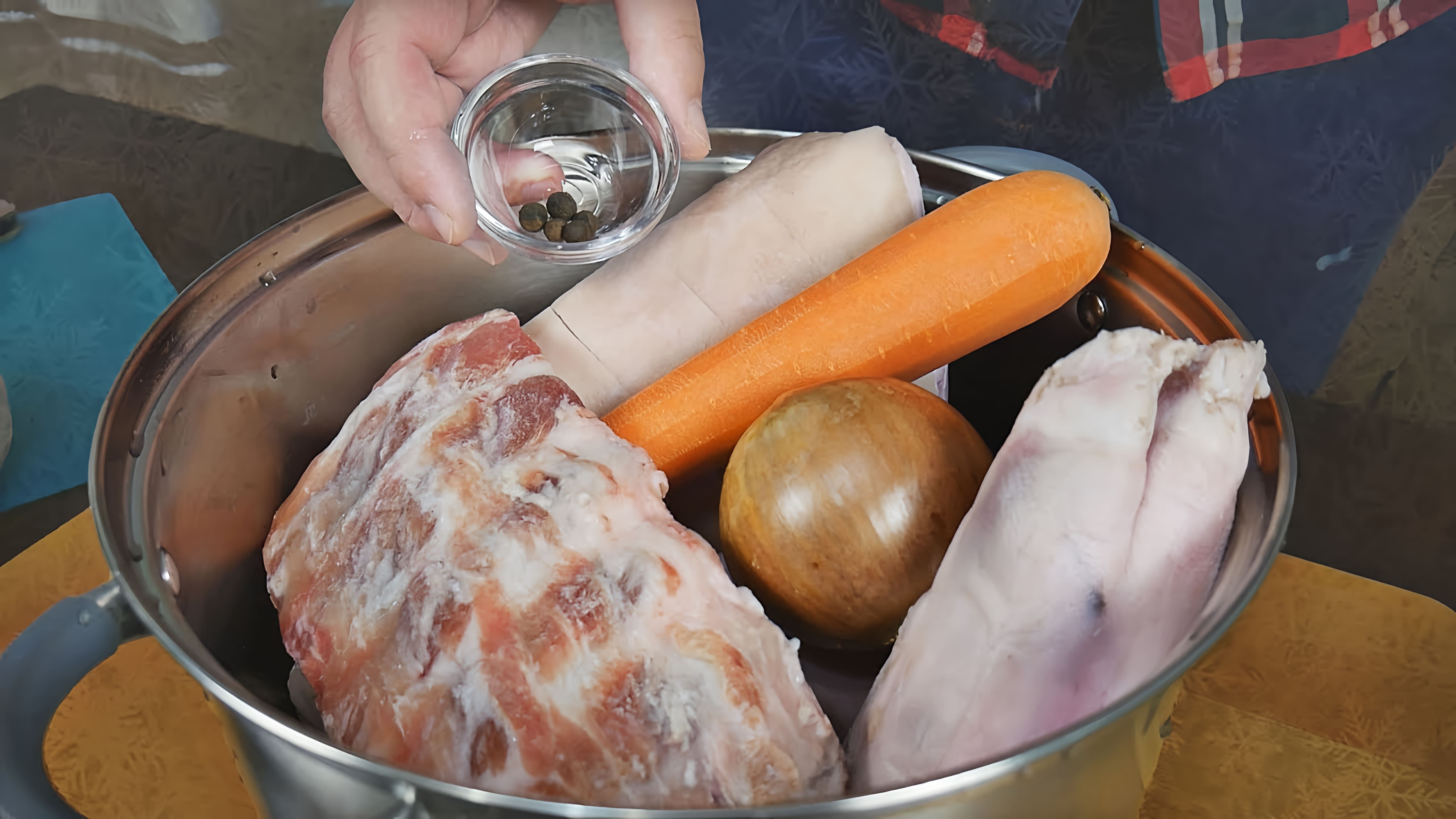 В этом видео показан рецепт приготовления холодца из свиных ножек и рульки без использования желатина
