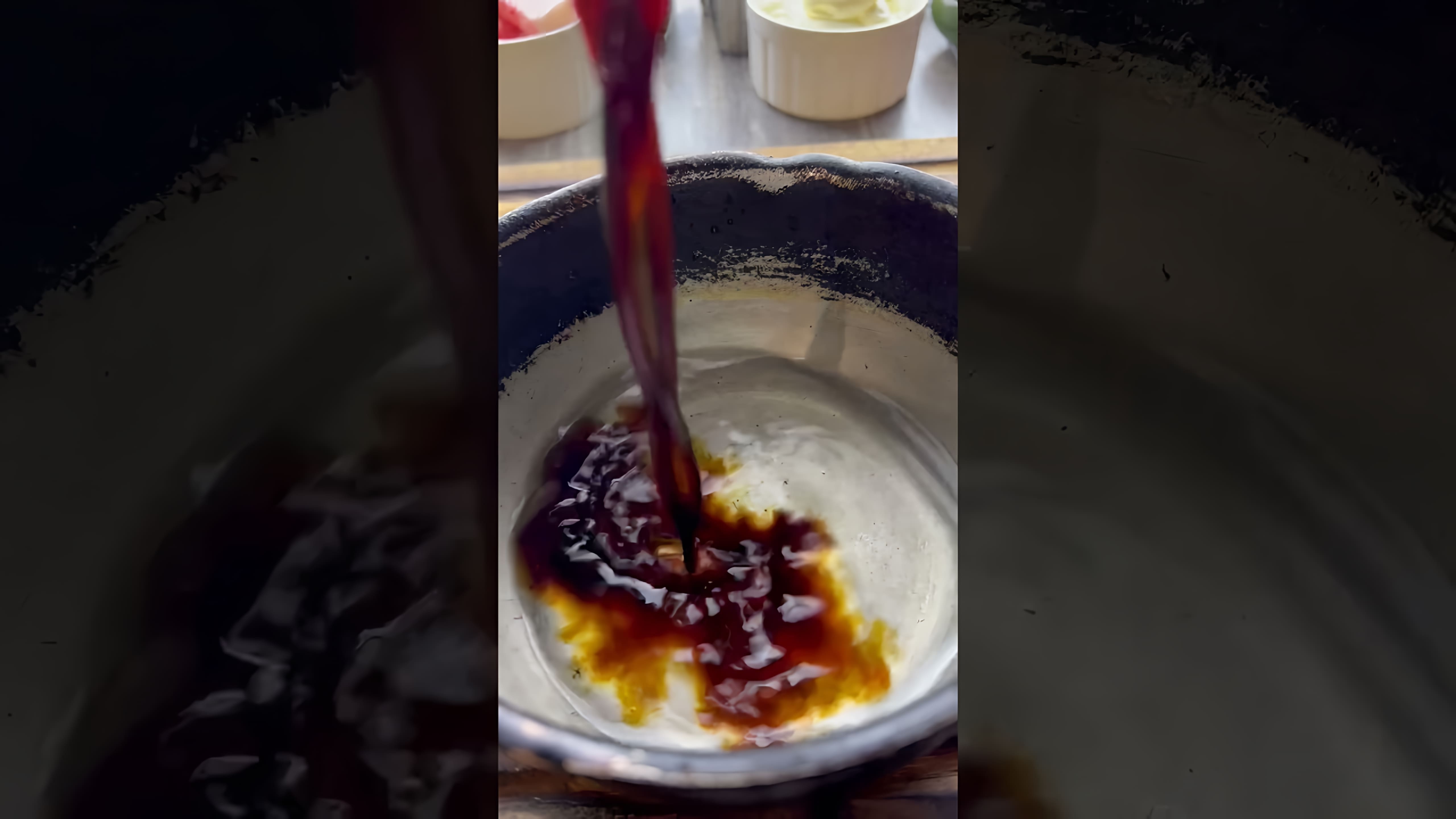 В этом видео демонстрируется, как приготовить соевый соус, который по вкусу и консистенции напоминает тот, что используется в доставках еды