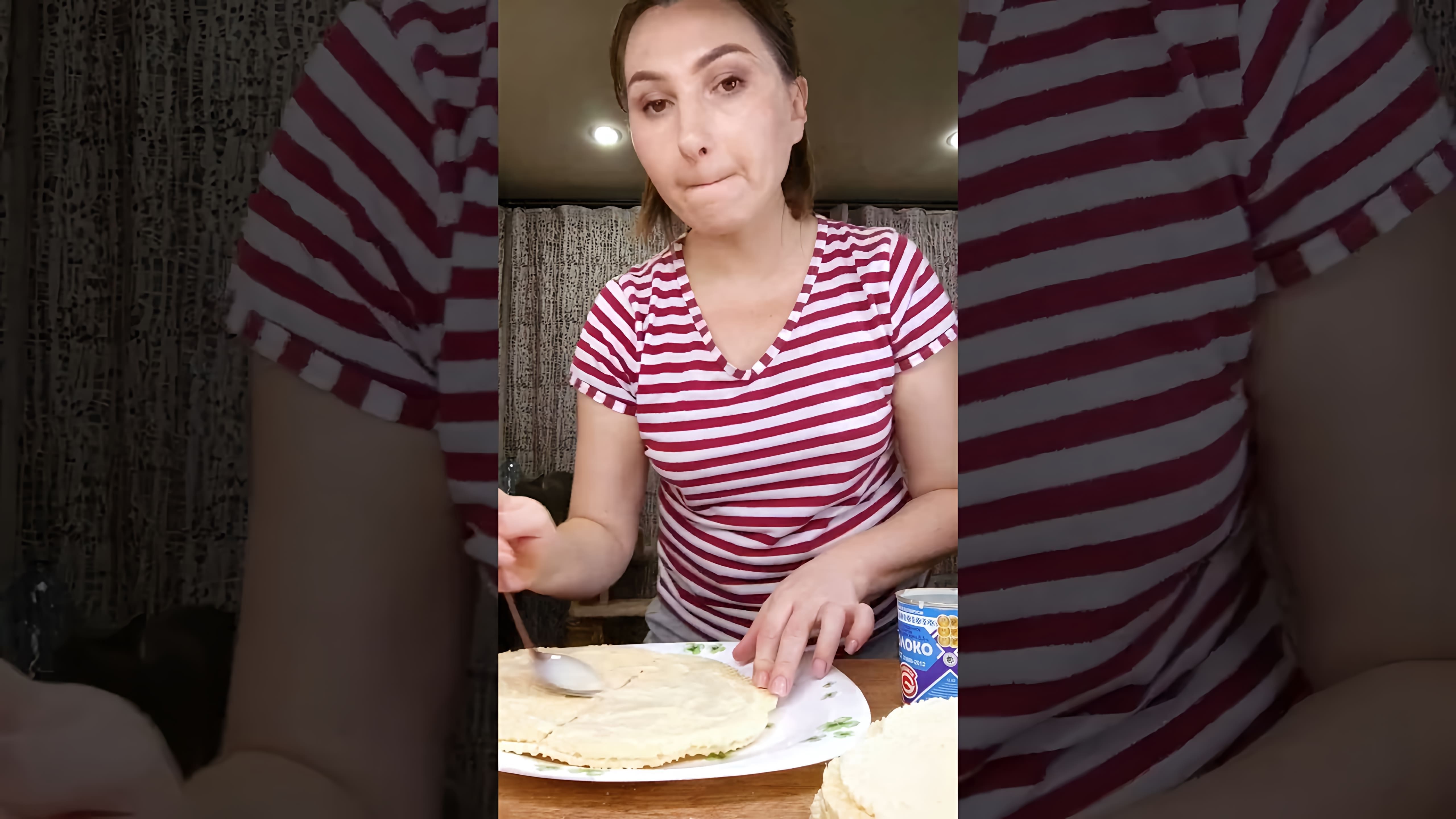 В этом видео девушка рассказывает о своем опыте приготовления вафельного торта
