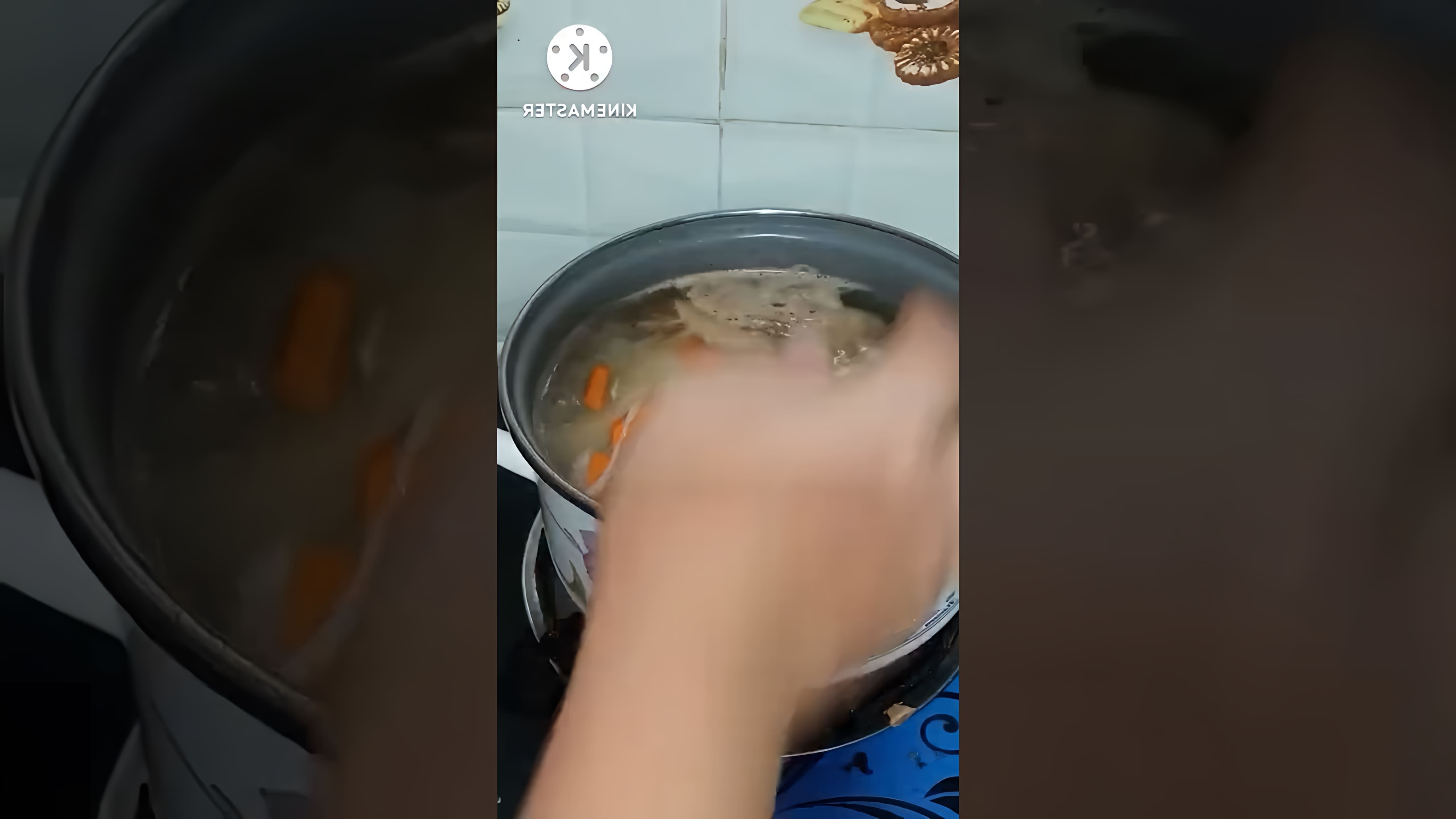 В этом видео демонстрируется процесс приготовления вкусной шорпы из куриных окорочков