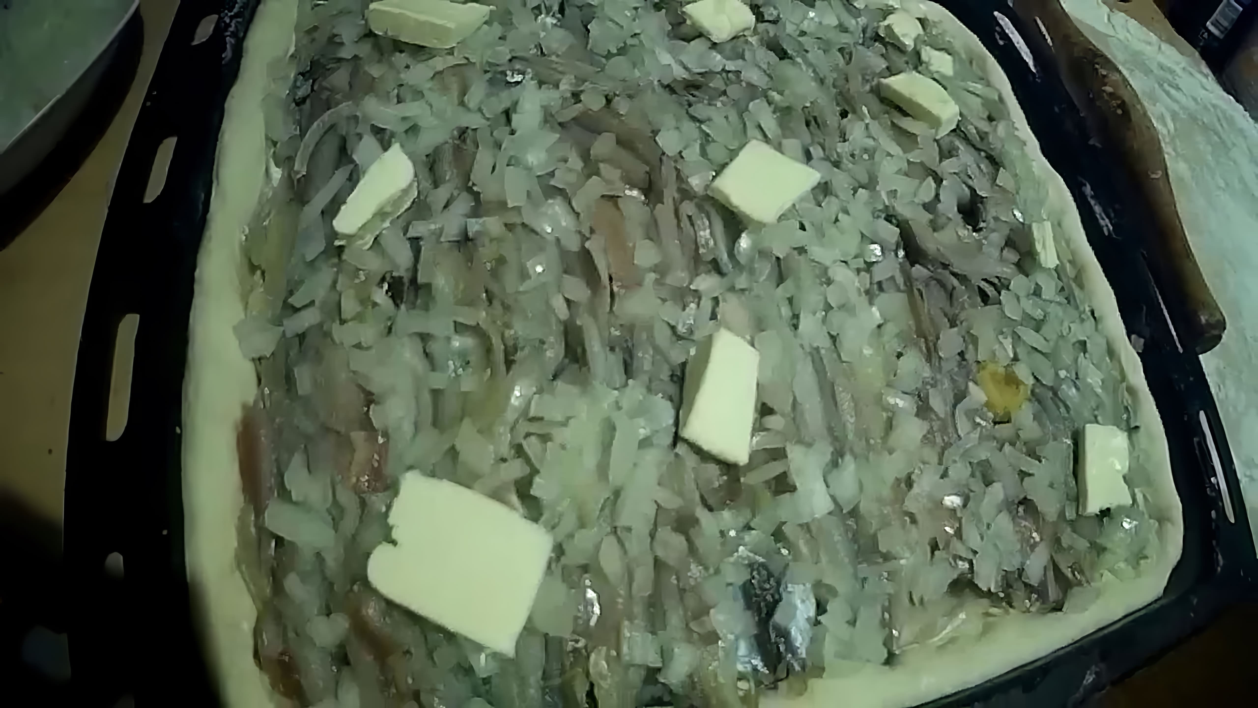 В данном видео демонстрируется процесс приготовления пирога с мойвой