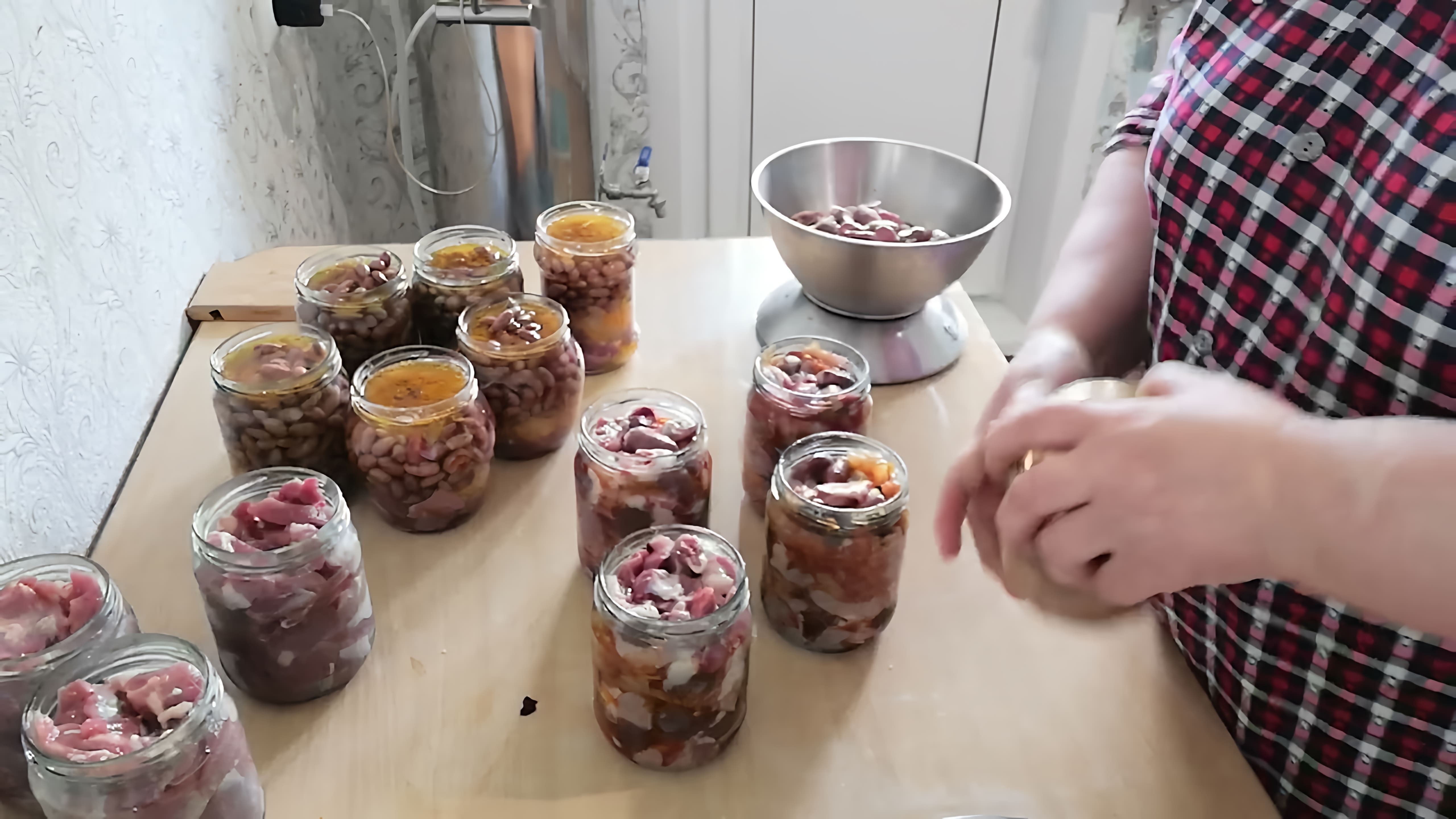 В данном видео автор показывает процесс приготовления различных консервов в автоклаве