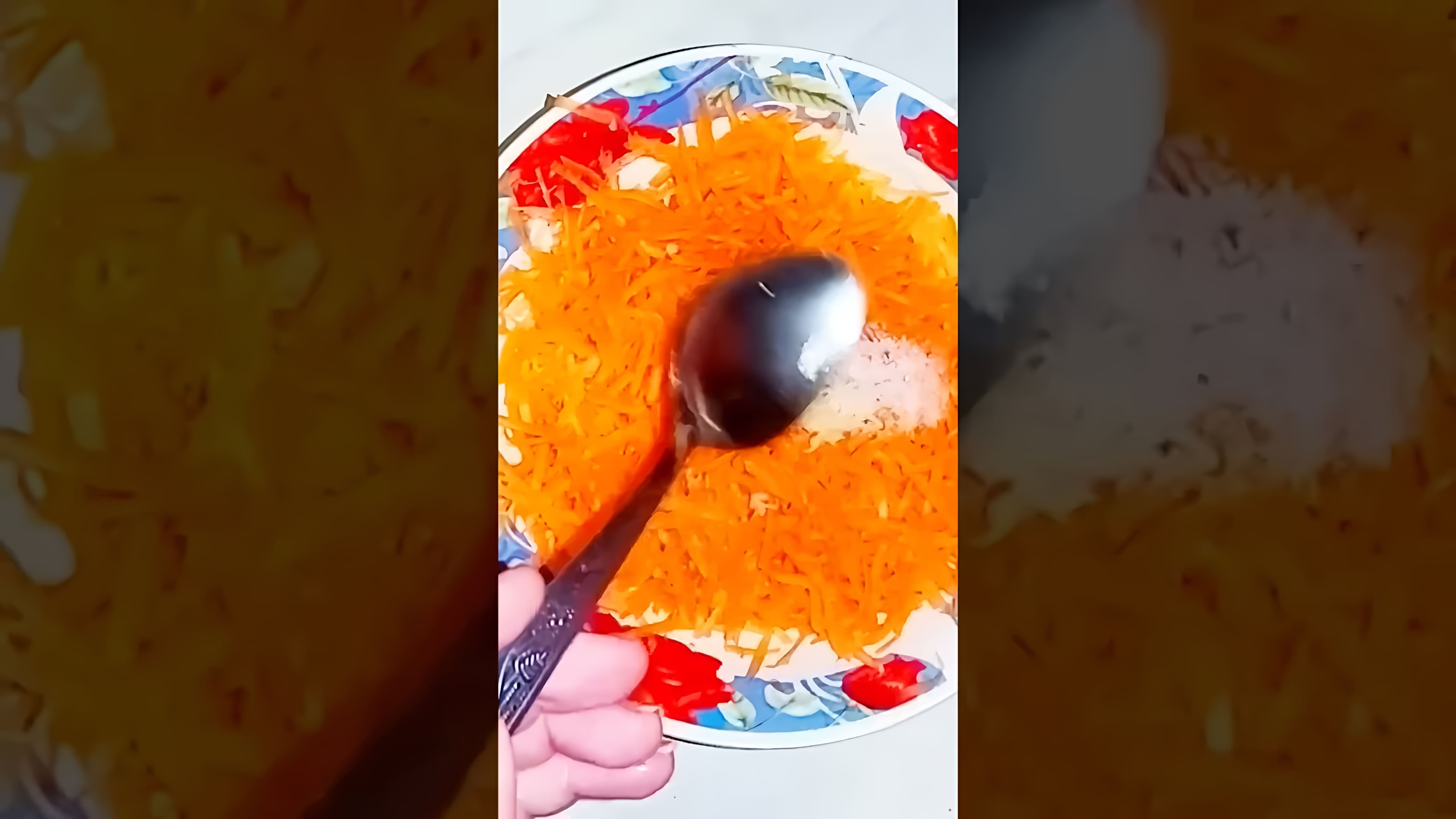 В этом видео-ролике показан процесс приготовления лёгкого салата из сырой моркови, чеснока и майонеза