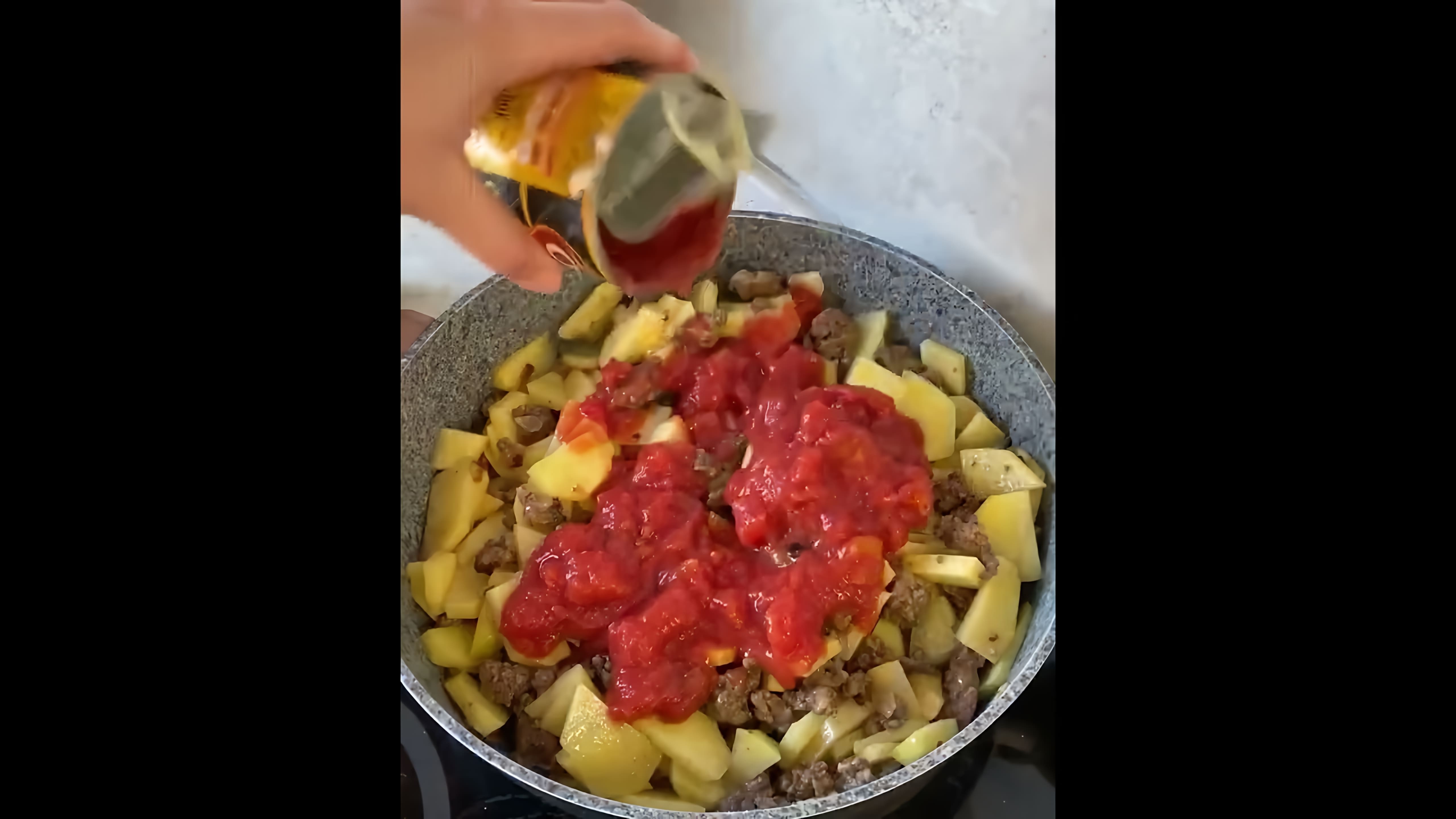 В этом видео демонстрируется процесс приготовления картошки жаренной с фаршем