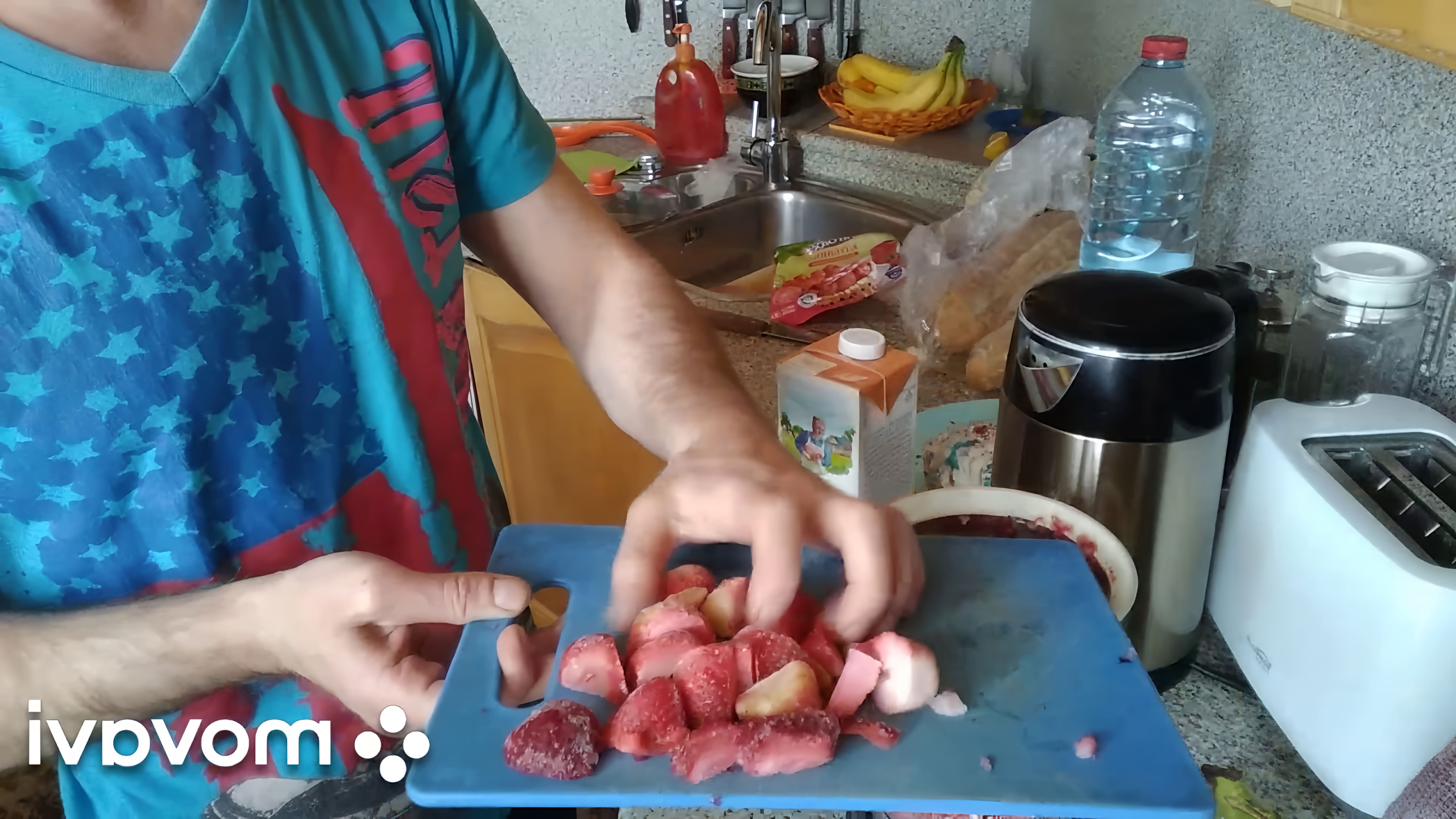 В этом видео демонстрируется процесс приготовления клубнично-бананового смузи с ряженкой
