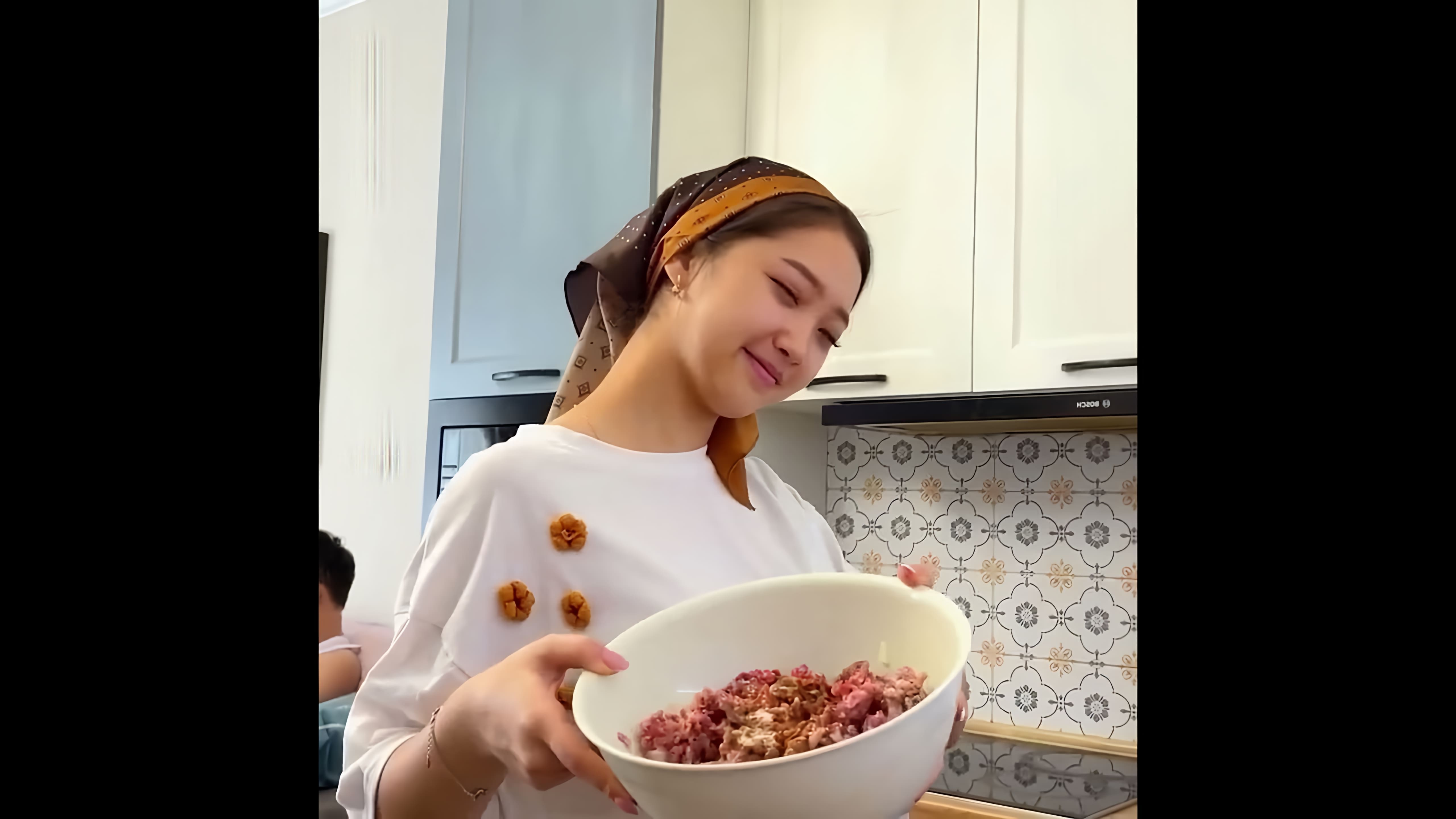 ХАМИР ХАСИП (Узбекская кухня) - это видео-ролик, который представляет собой обзор на блюда узбекской кухни
