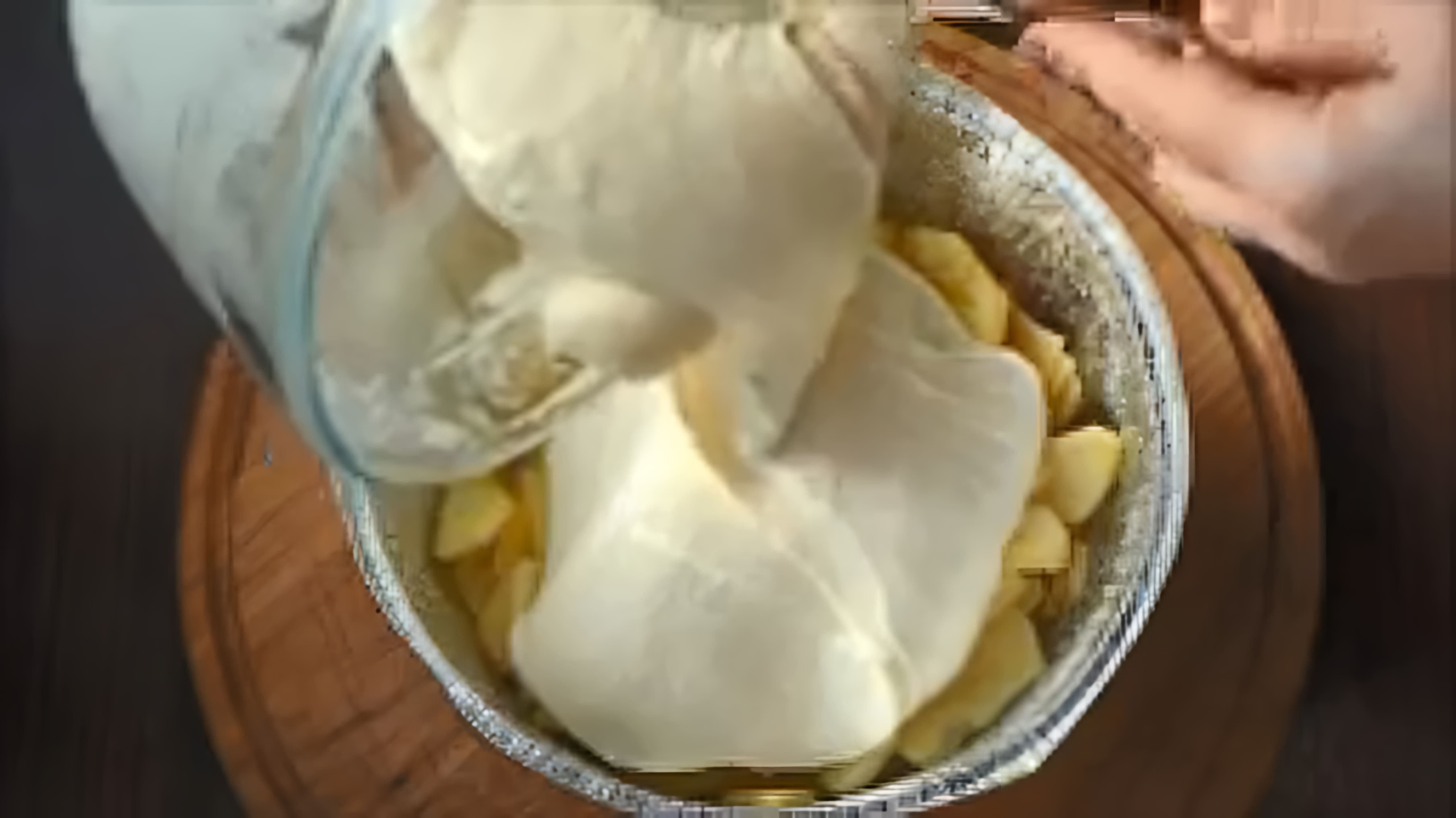 В этом видео-ролике будет показан простой и быстрый рецепт приготовления шарлотки с яблоками в духовке
