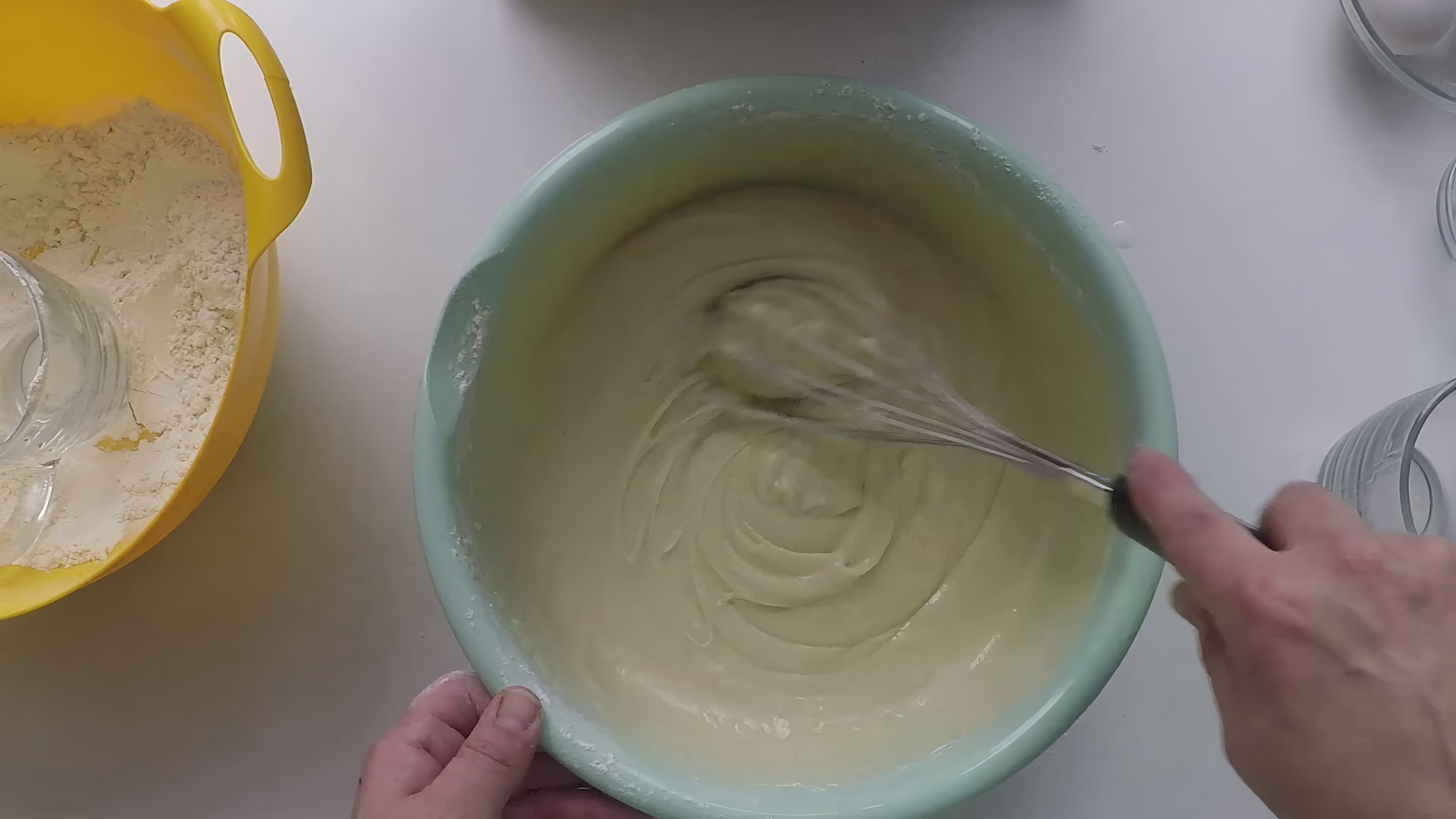 В этом видео демонстрируется рецепт приготовления кекса на молоке