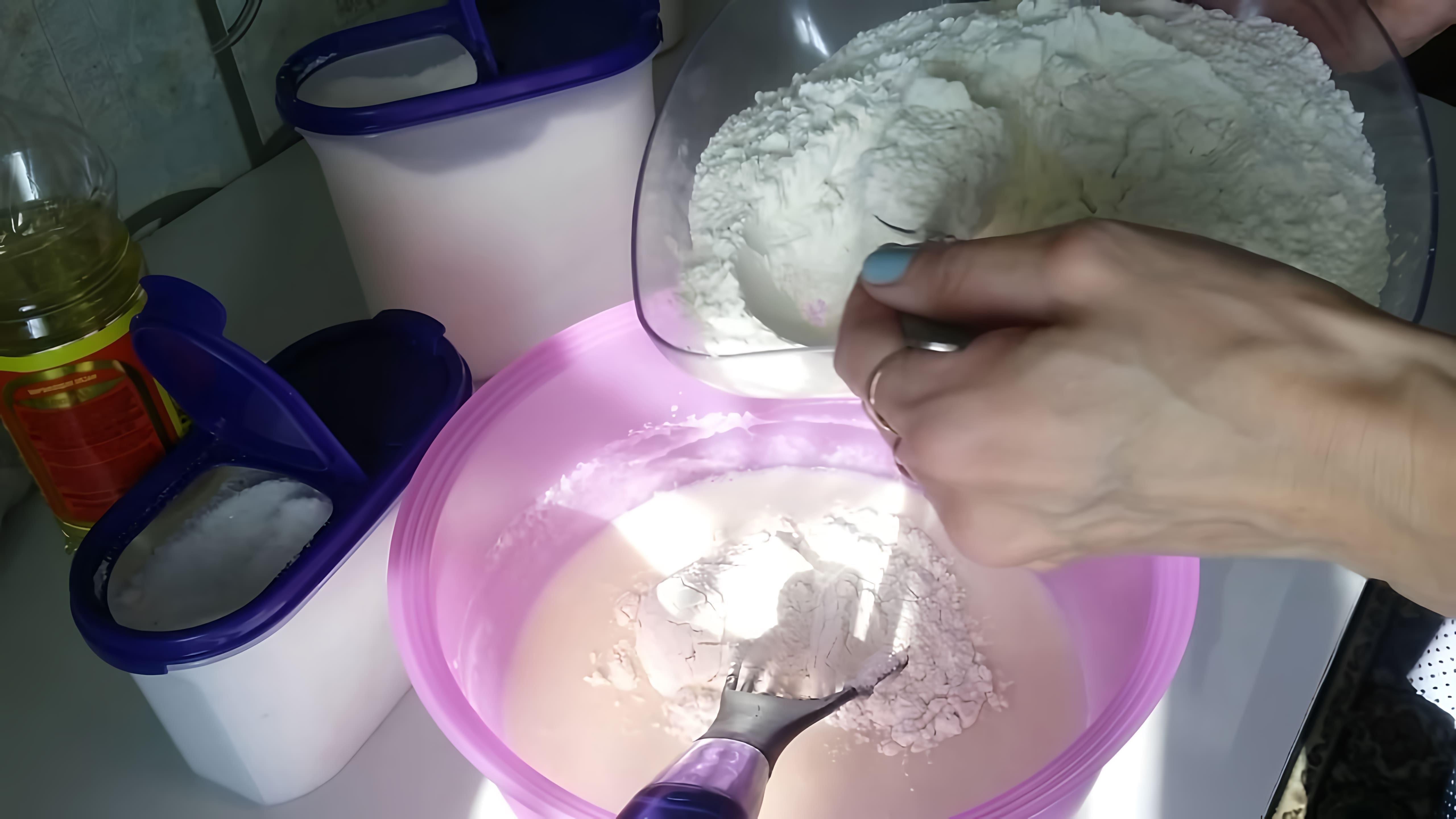 В этом видео демонстрируется процесс приготовления оладушек на кислом молоке