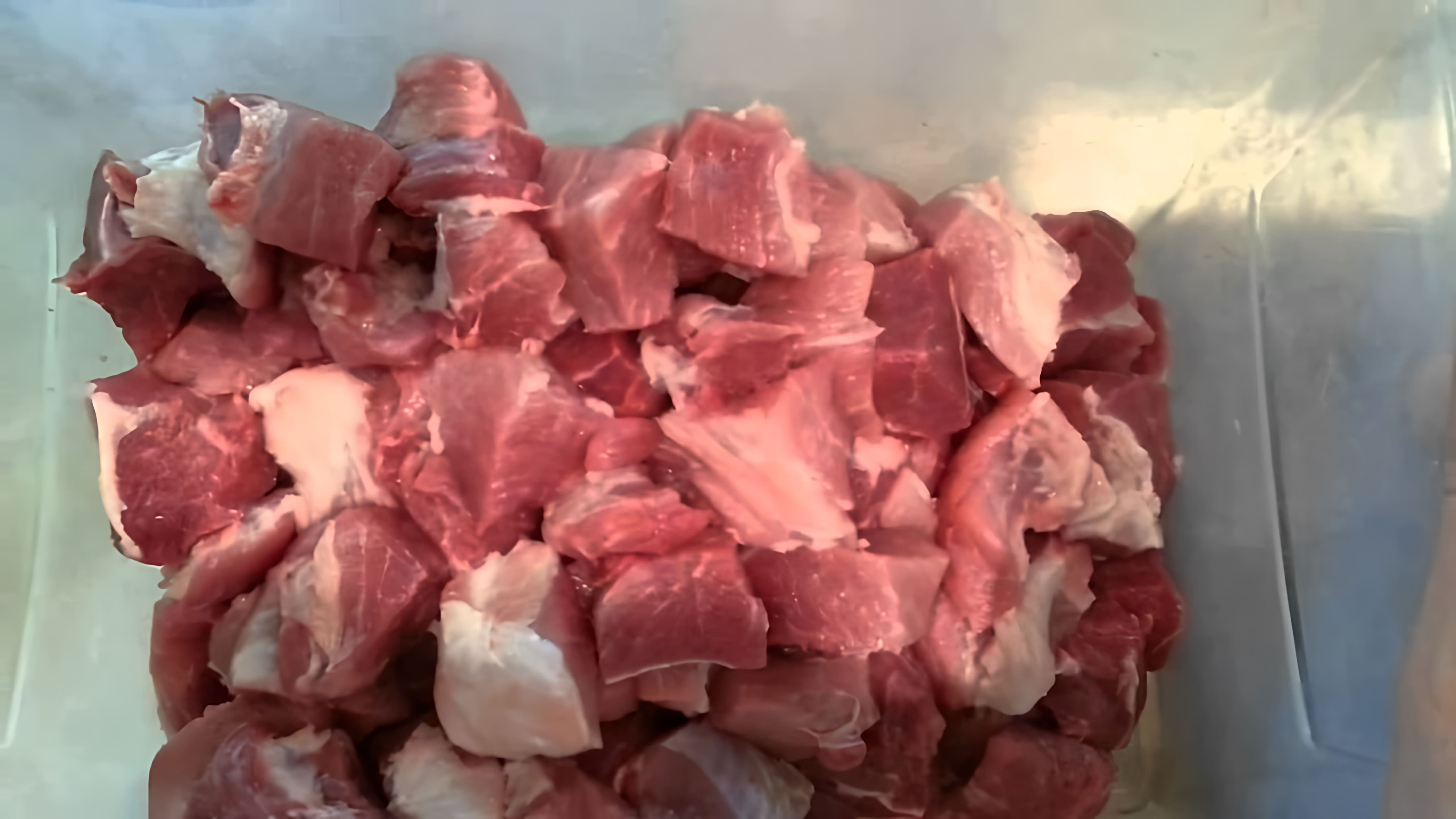 Подготовка свиной лопатки для маринования. Маринад состоит из отжатого лукового сока, воды, уксуса, специй и соли. 