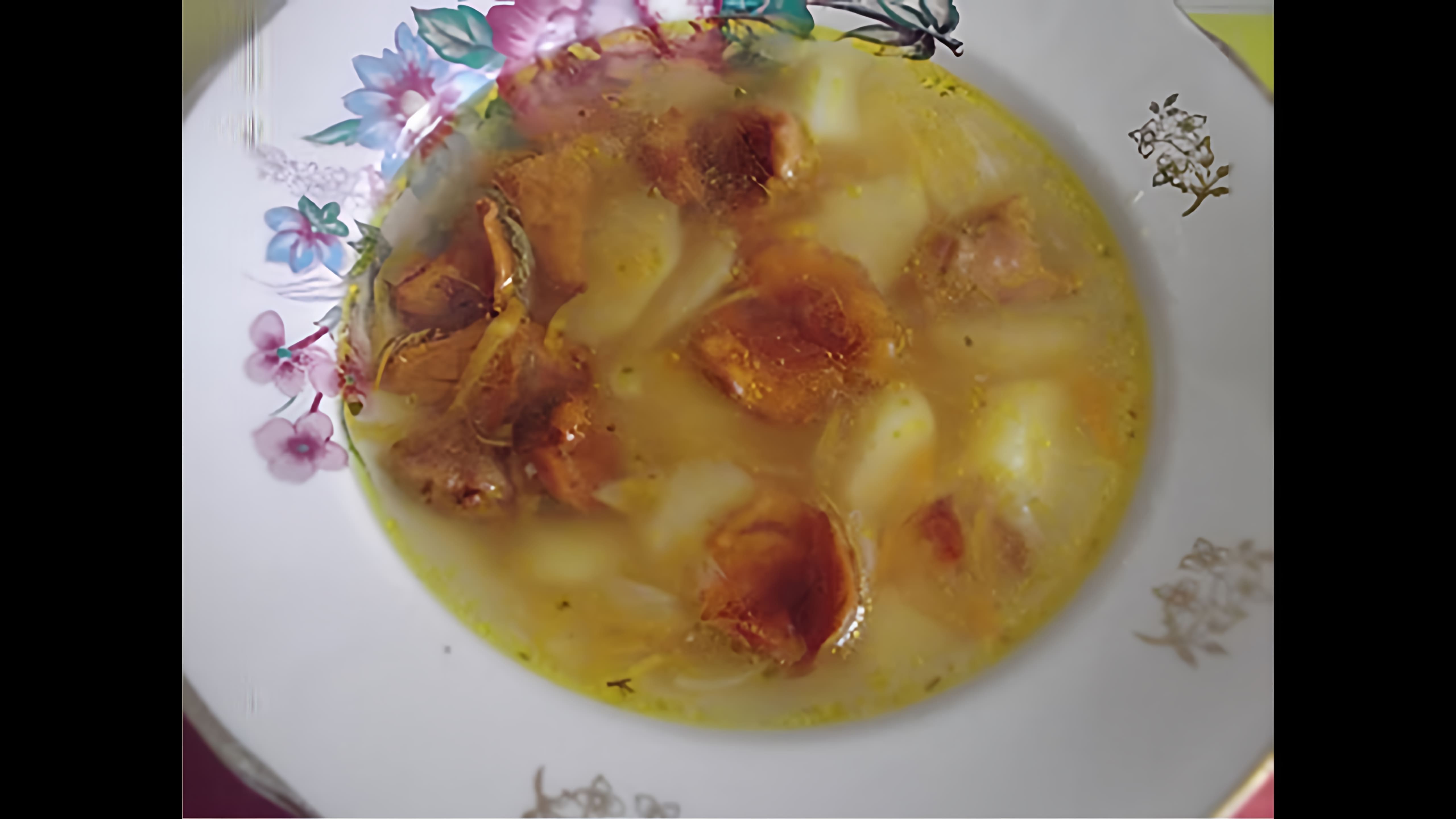 В этом видео-ролике будет показан простой рецепт приготовления грибного супа с лисичками