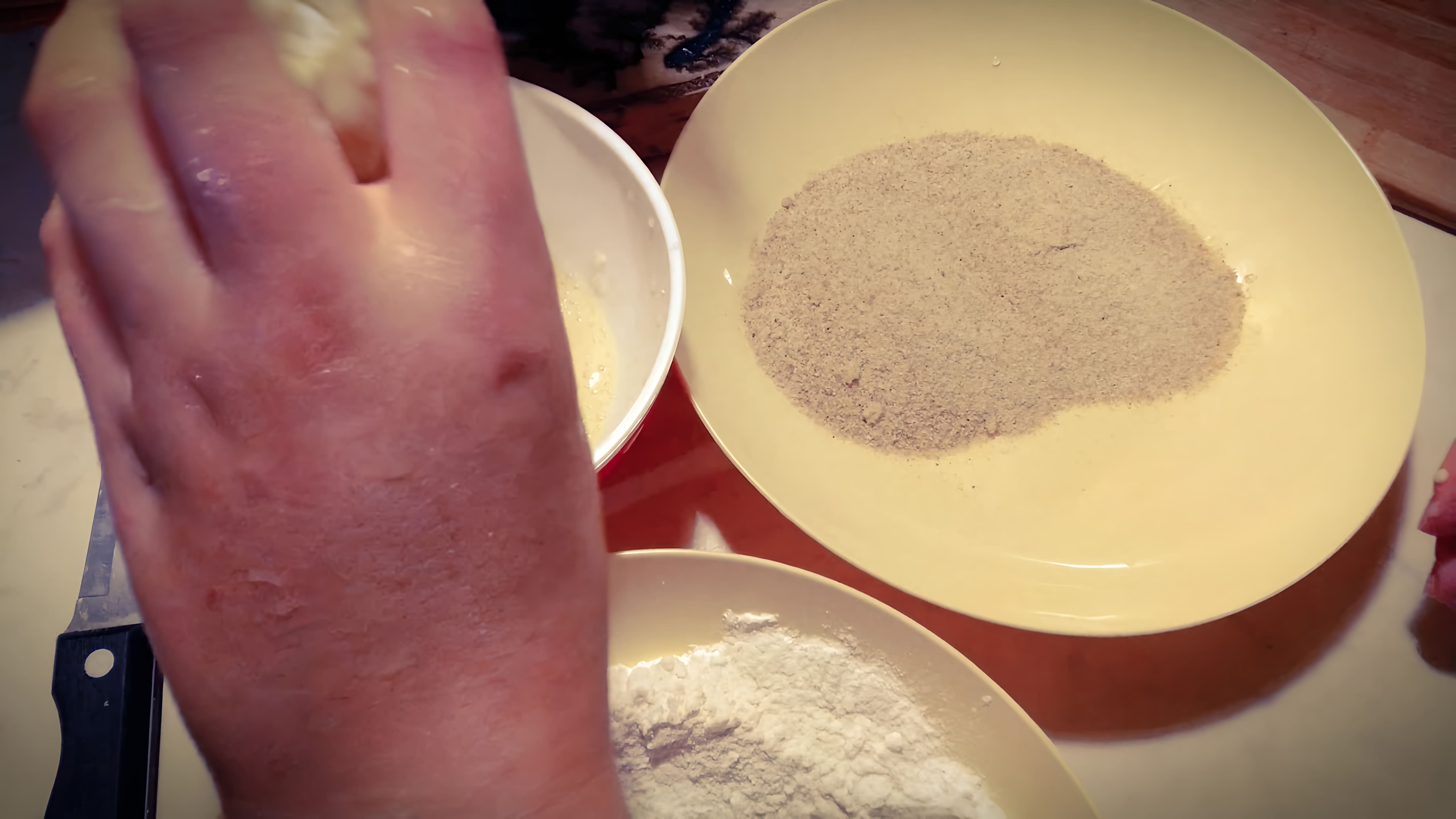 В этом видео демонстрируется процесс приготовления котлет из сыра и сосисок