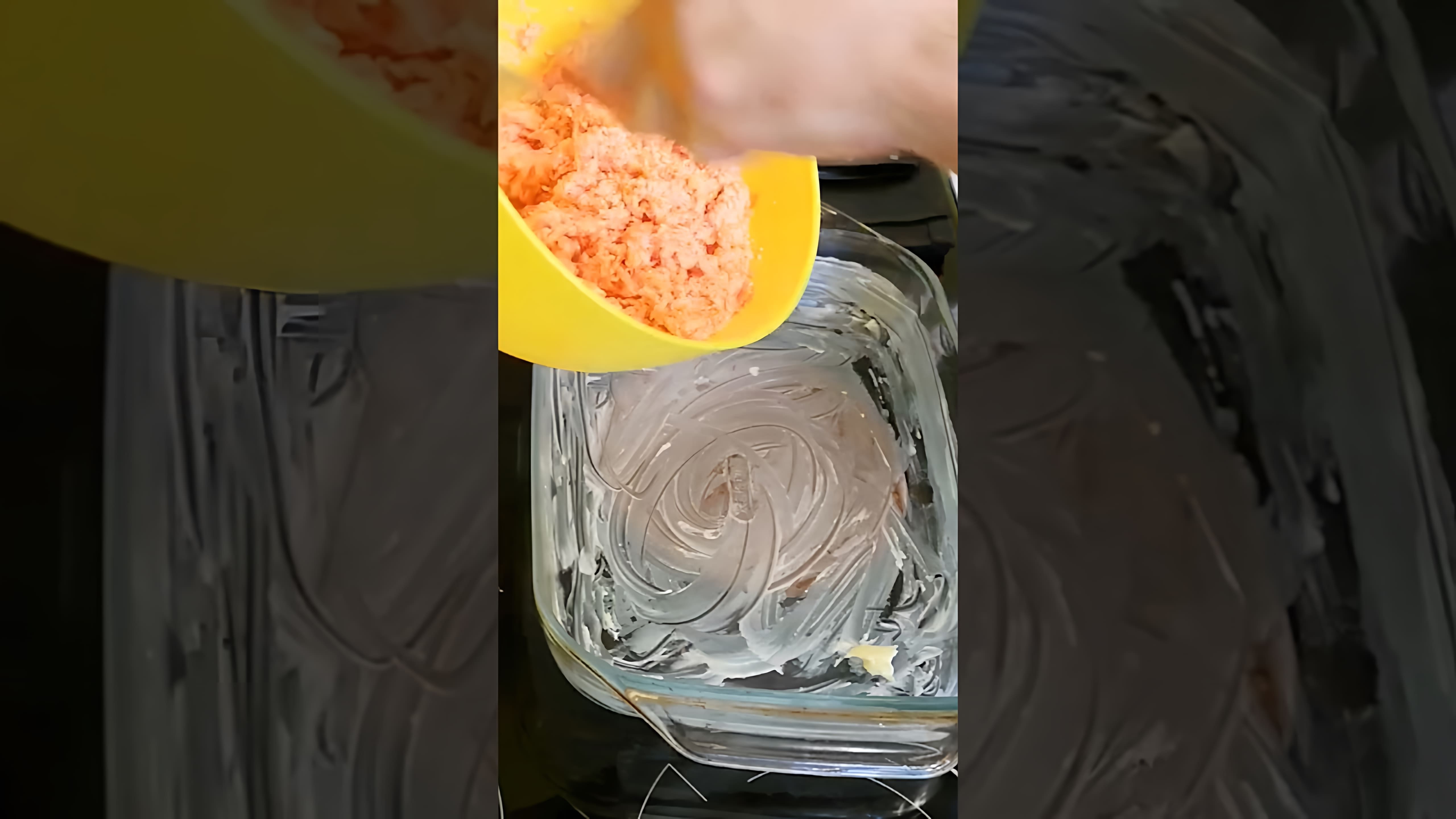 В этом видео демонстрируется процесс приготовления морковной запеканки