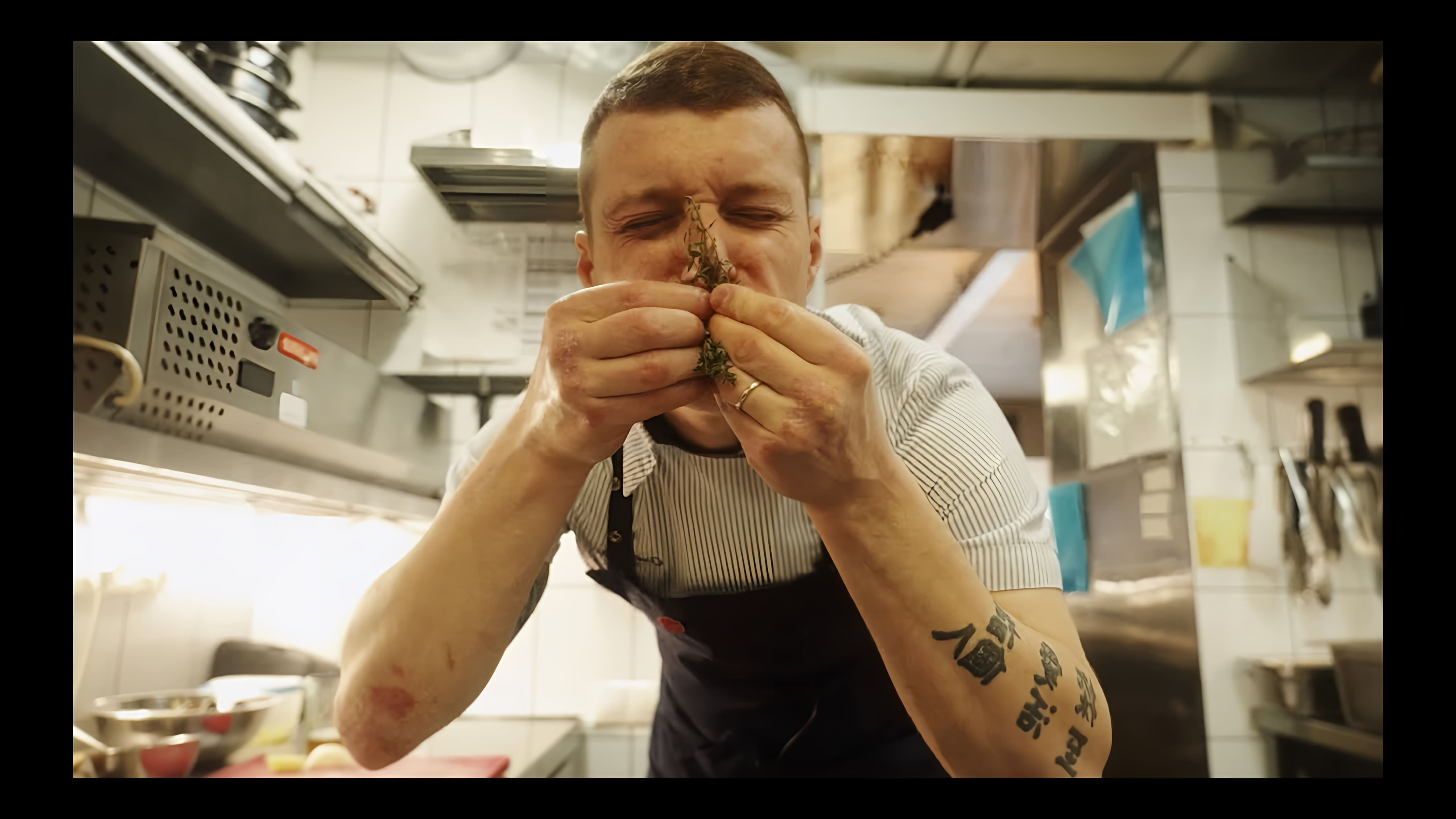 В этом видео шеф-повар ресторана "Траппист" Олег Пятаков показывает, как приготовить мидии