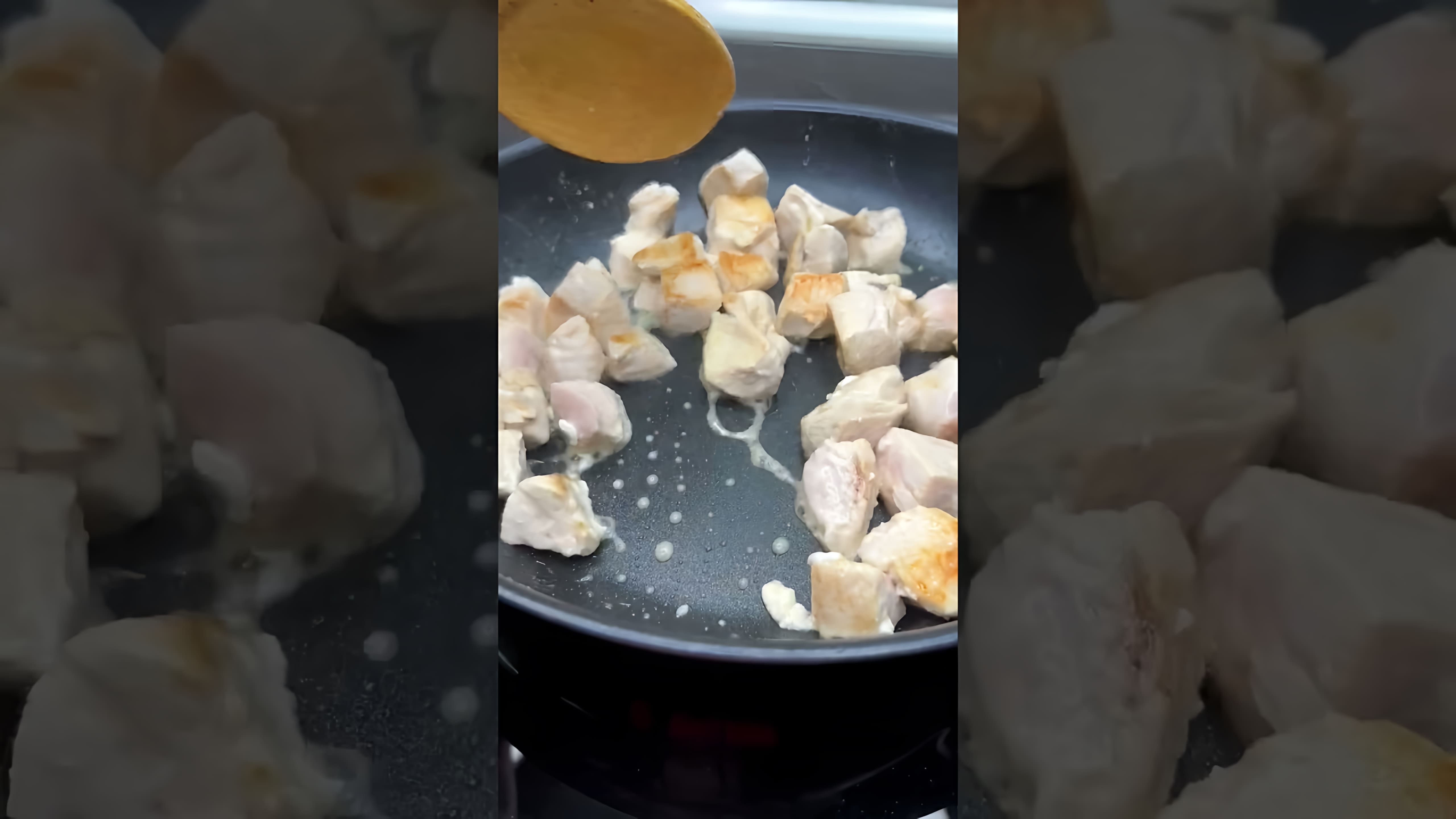В этом видео демонстрируется процесс приготовления сырного супа с курицей за 20 минут