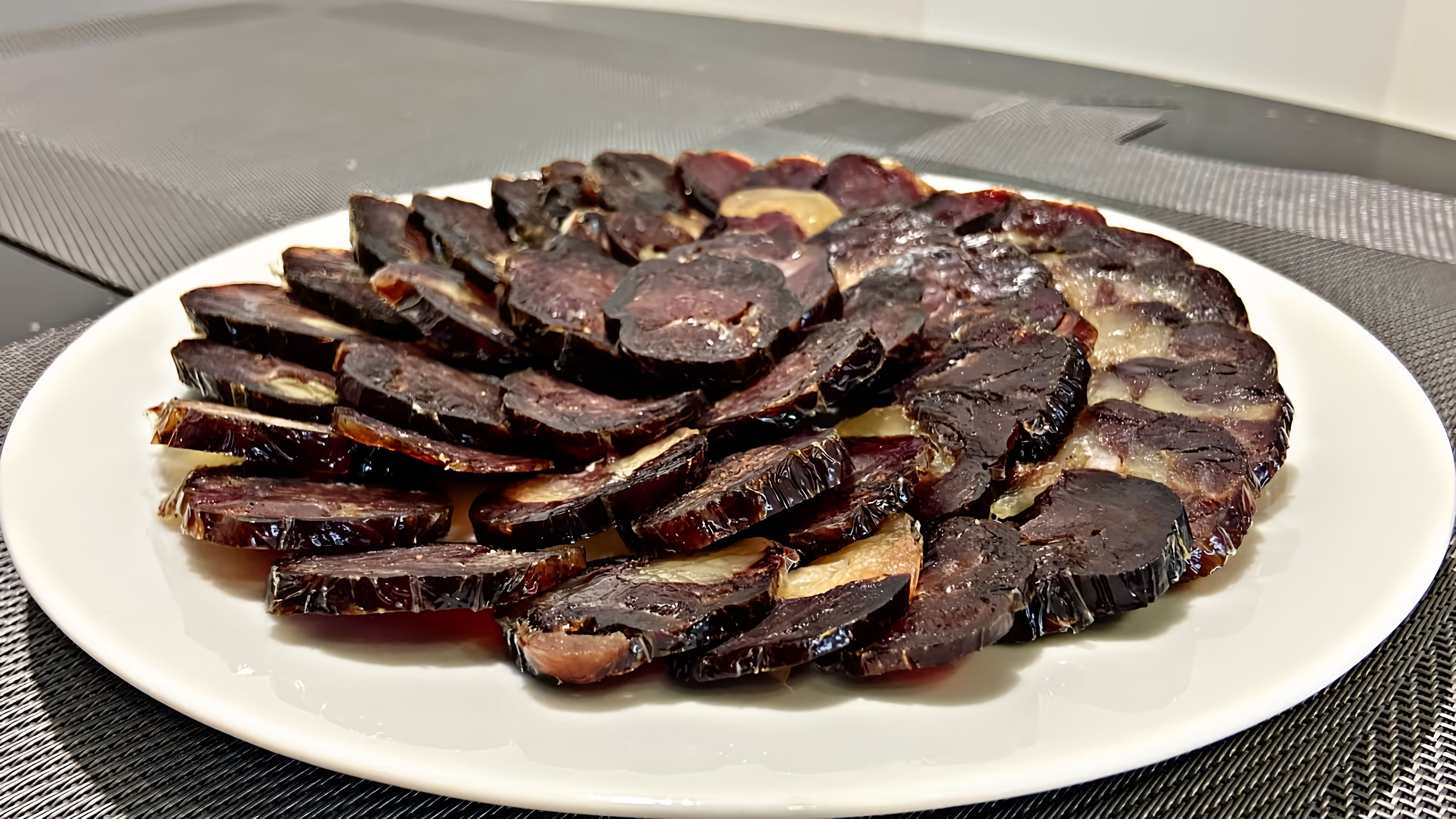 В данном видео-ролике рассказывается о традиционном казахском блюде - казылыке, также известном как казы или сыровяленая колбаса из конины