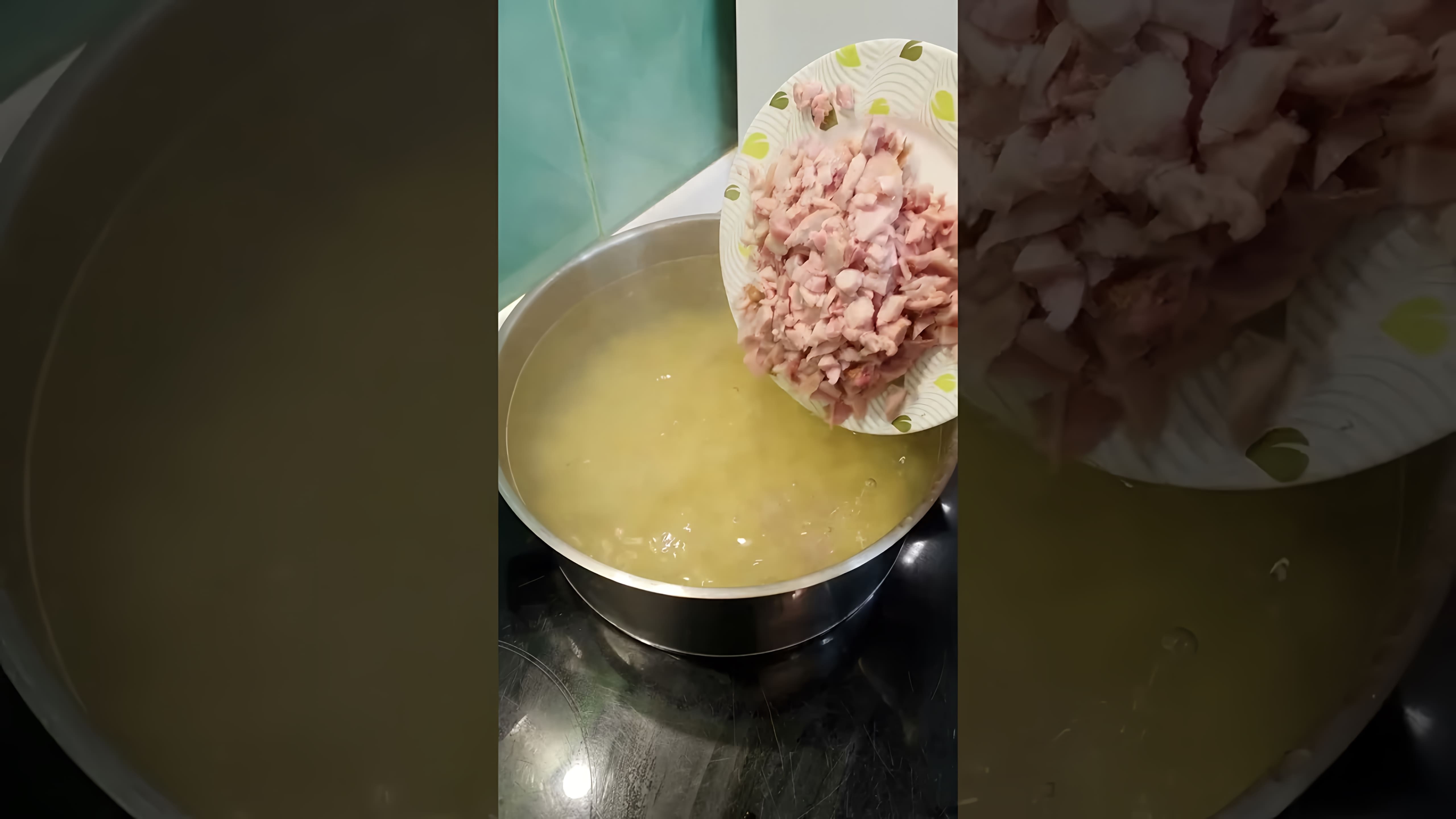 В этом видео демонстрируется рецепт приготовления сырного супа с копченой курицей