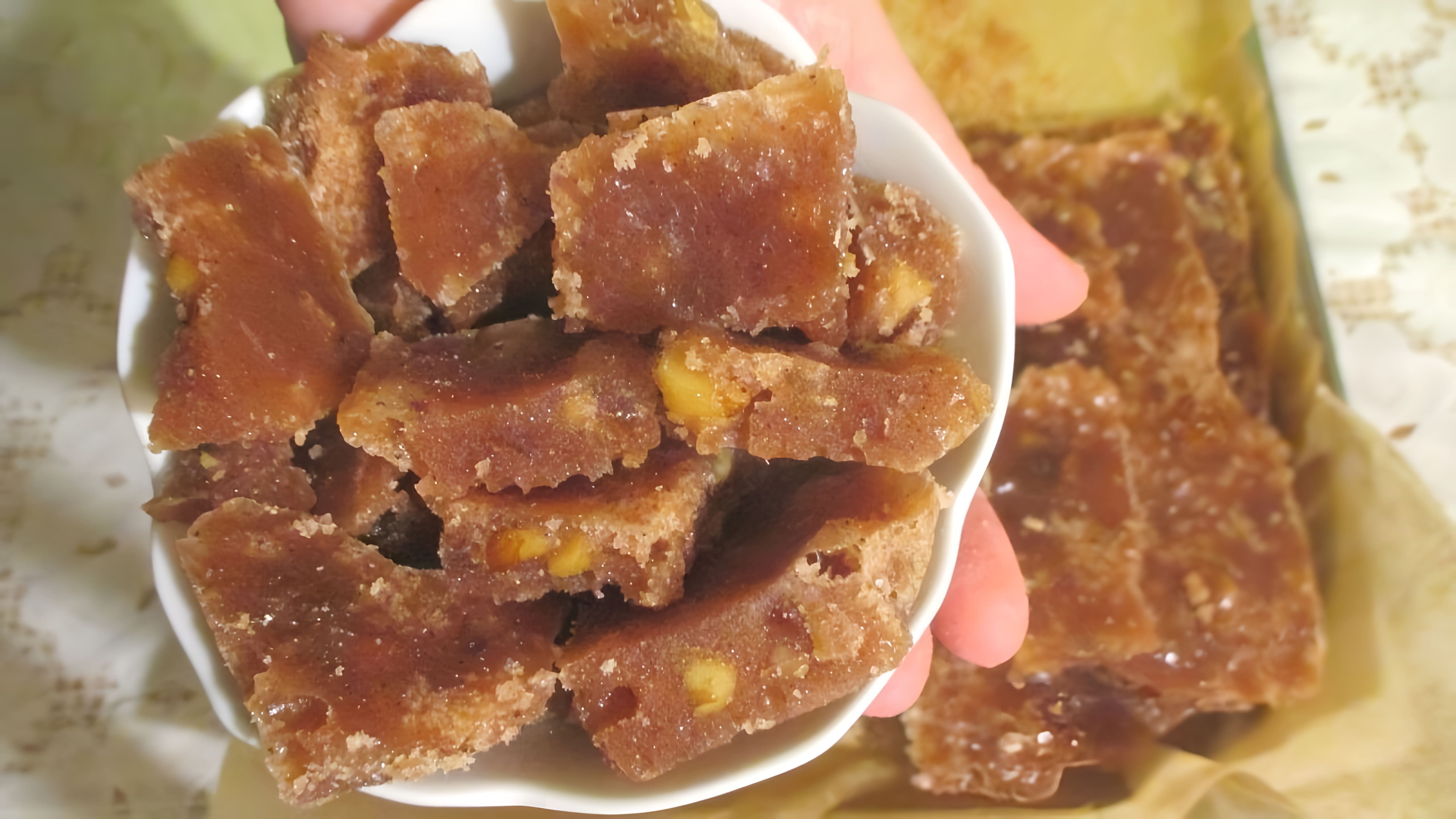 В этом видео демонстрируется процесс приготовления домашнего вареного сахара с орехами и корицей
