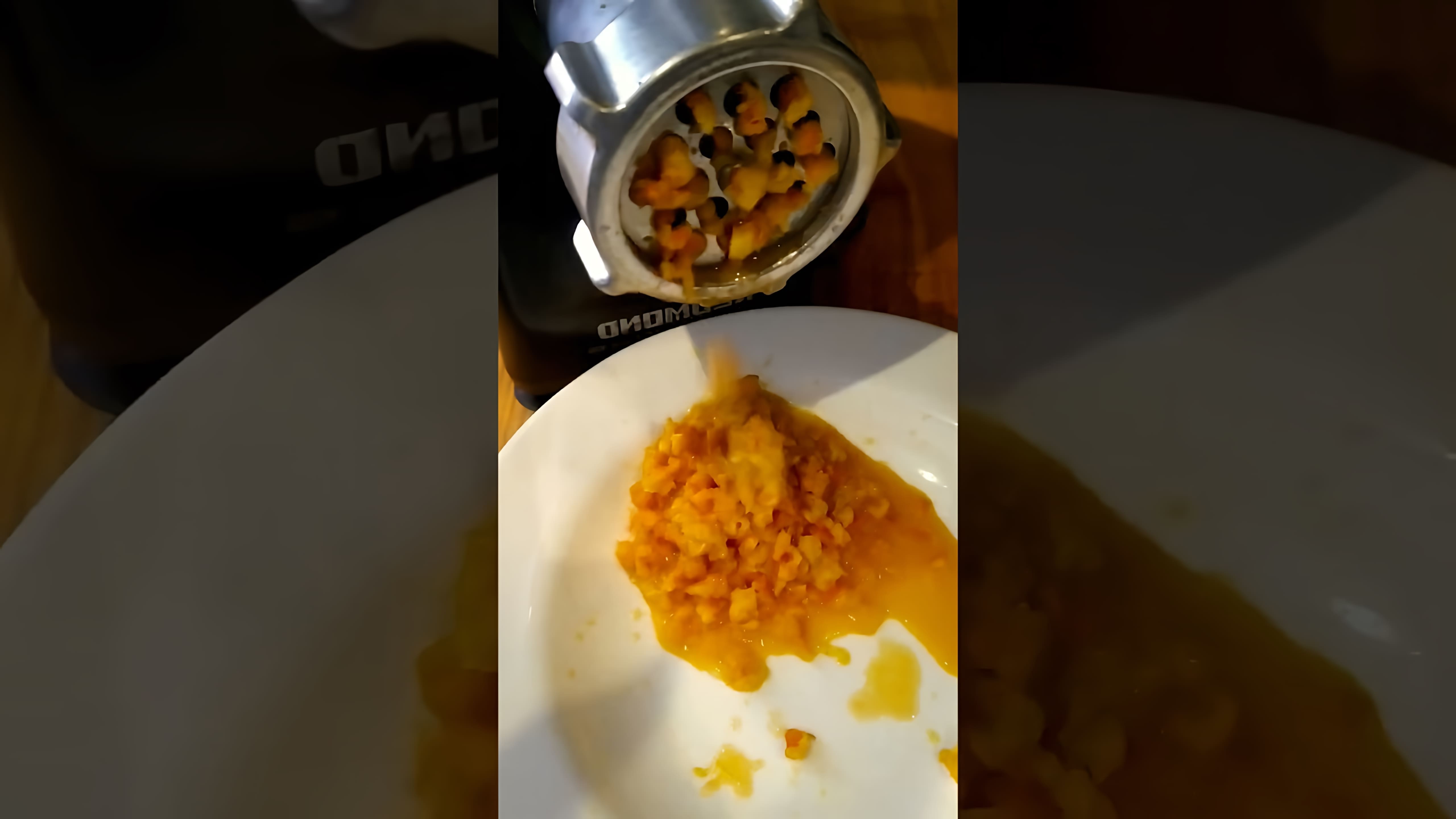 В этом видео демонстрируется процесс приготовления грушевого варенья со вкусом лимонада