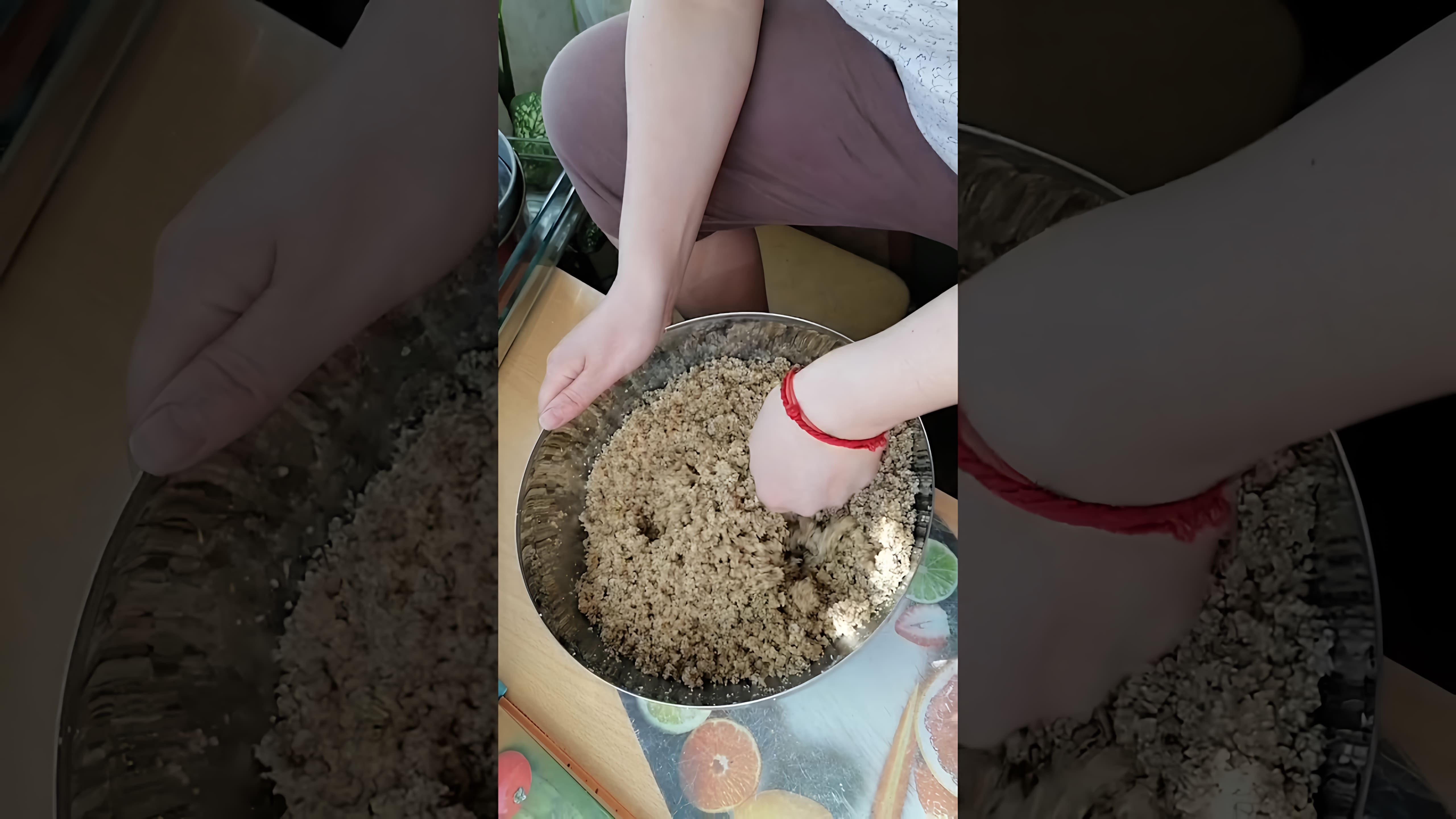 В этом видео-ролике рассказывается о том, как приготовить адыгейскую соль с чесноком и травами