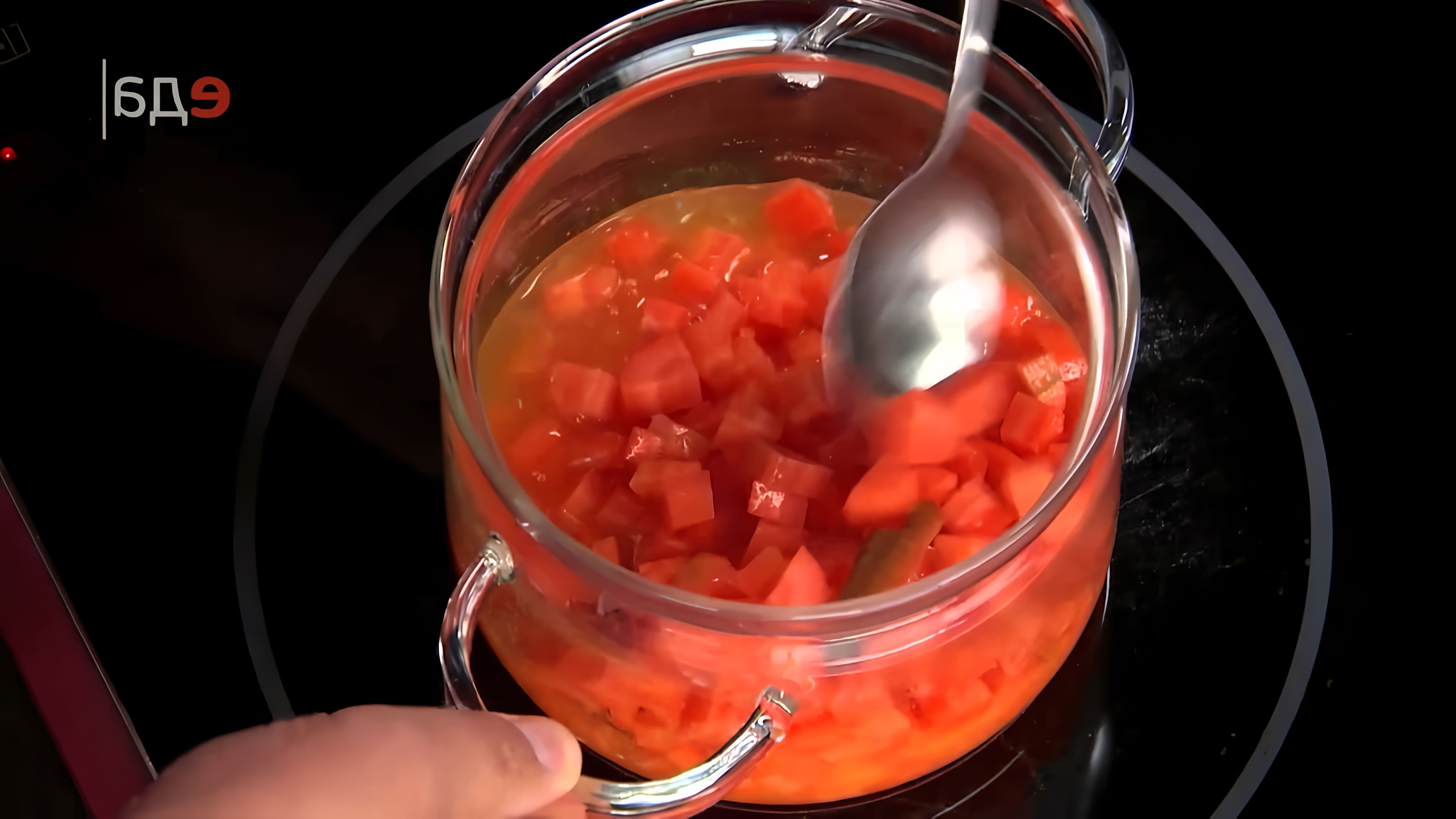 В этом видео демонстрируется процесс приготовления варенья из молодой моркови с корицей и апельсиновым соком