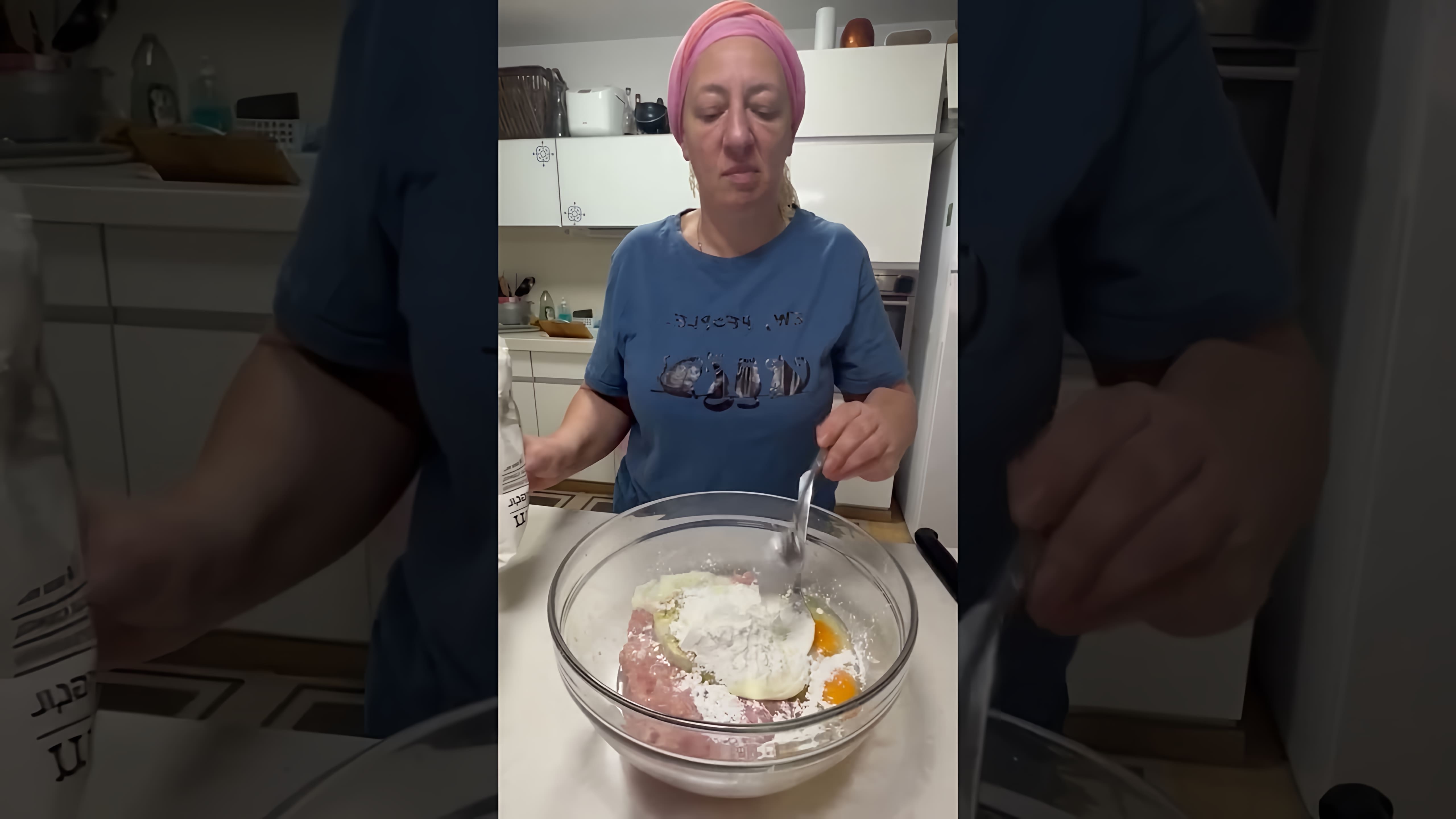 "Оладьи куриные: быстро и вкусно" - это видео-ролик, который показывает, как приготовить вкусные и быстрые оладьи из курицы