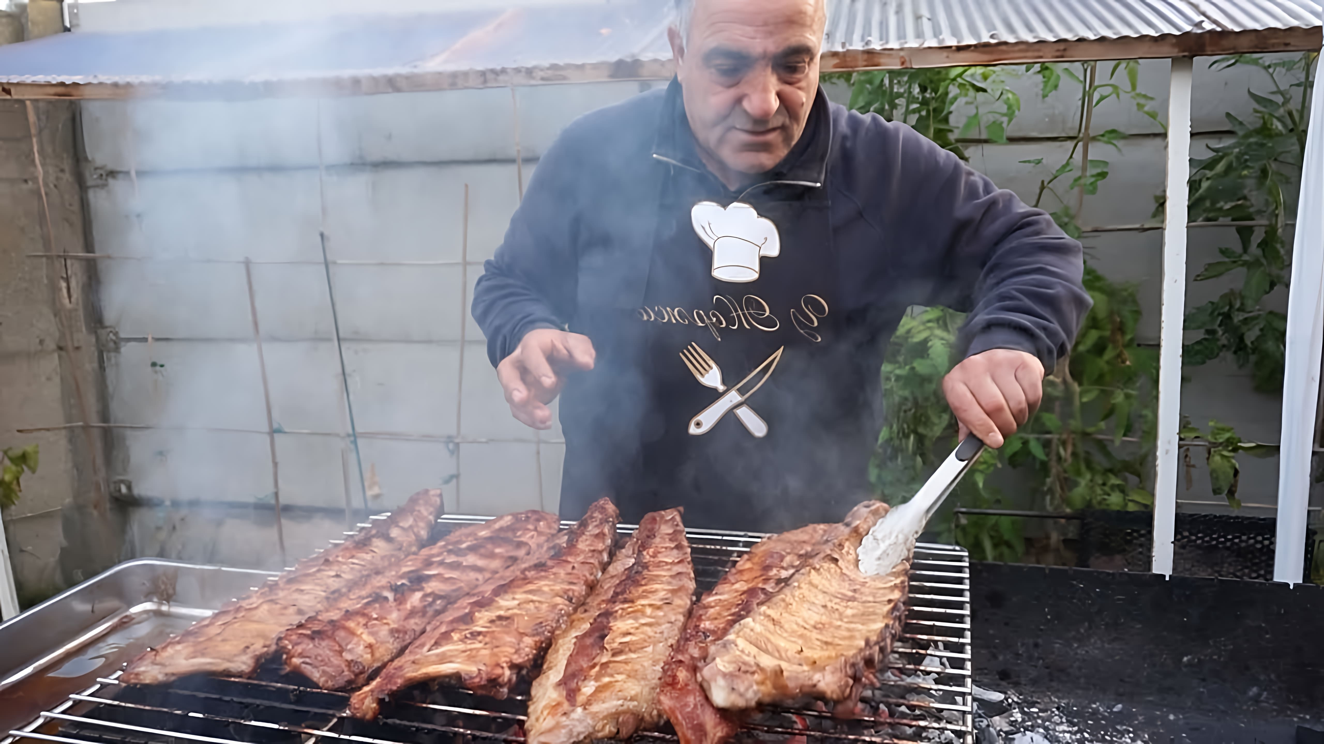 В этом видео Жорж готовит свиные ребрышки, маринованные в гранатовом соусе