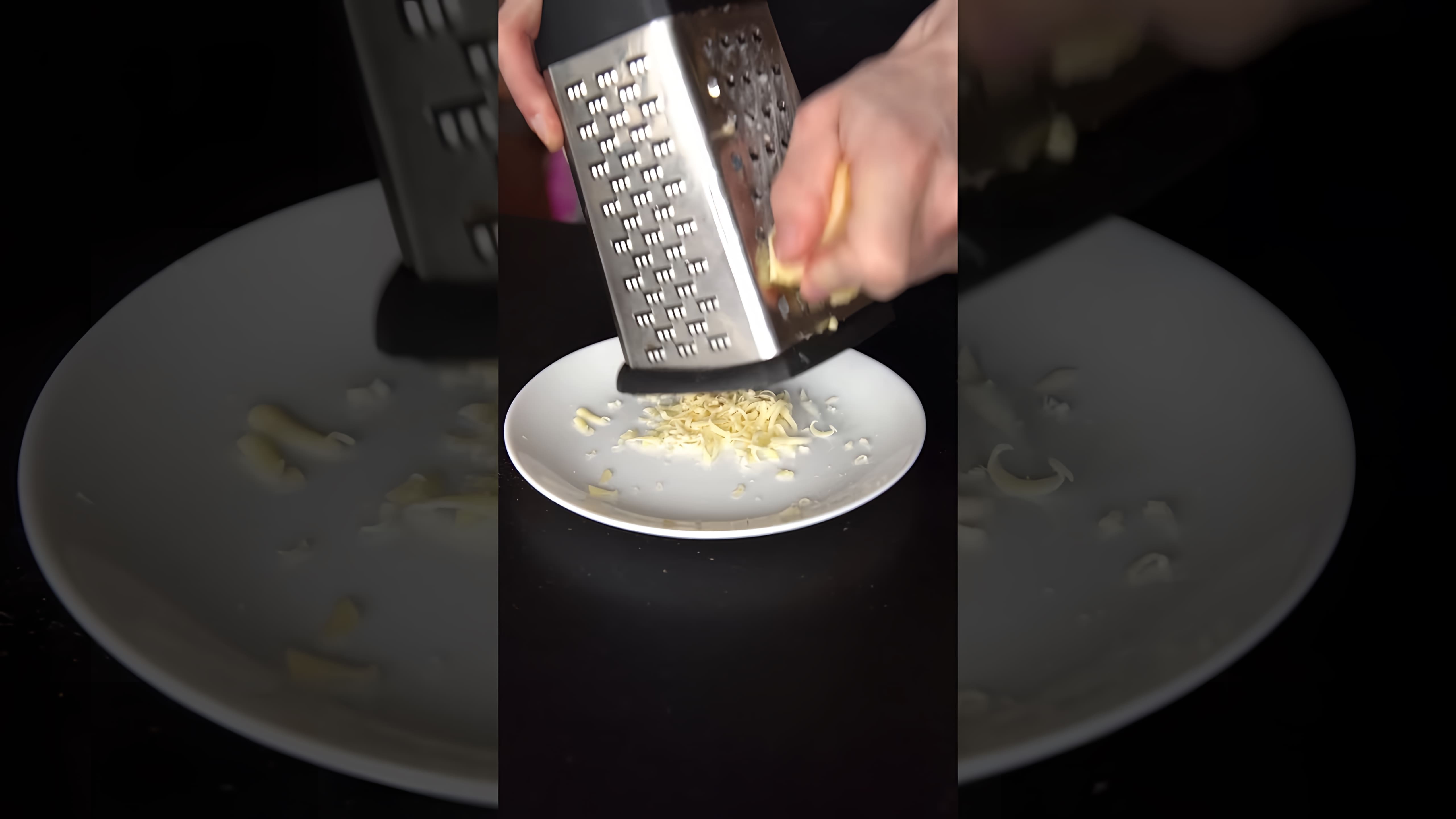 В этом видео-ролике мы увидим, как приготовить гренки с сыром