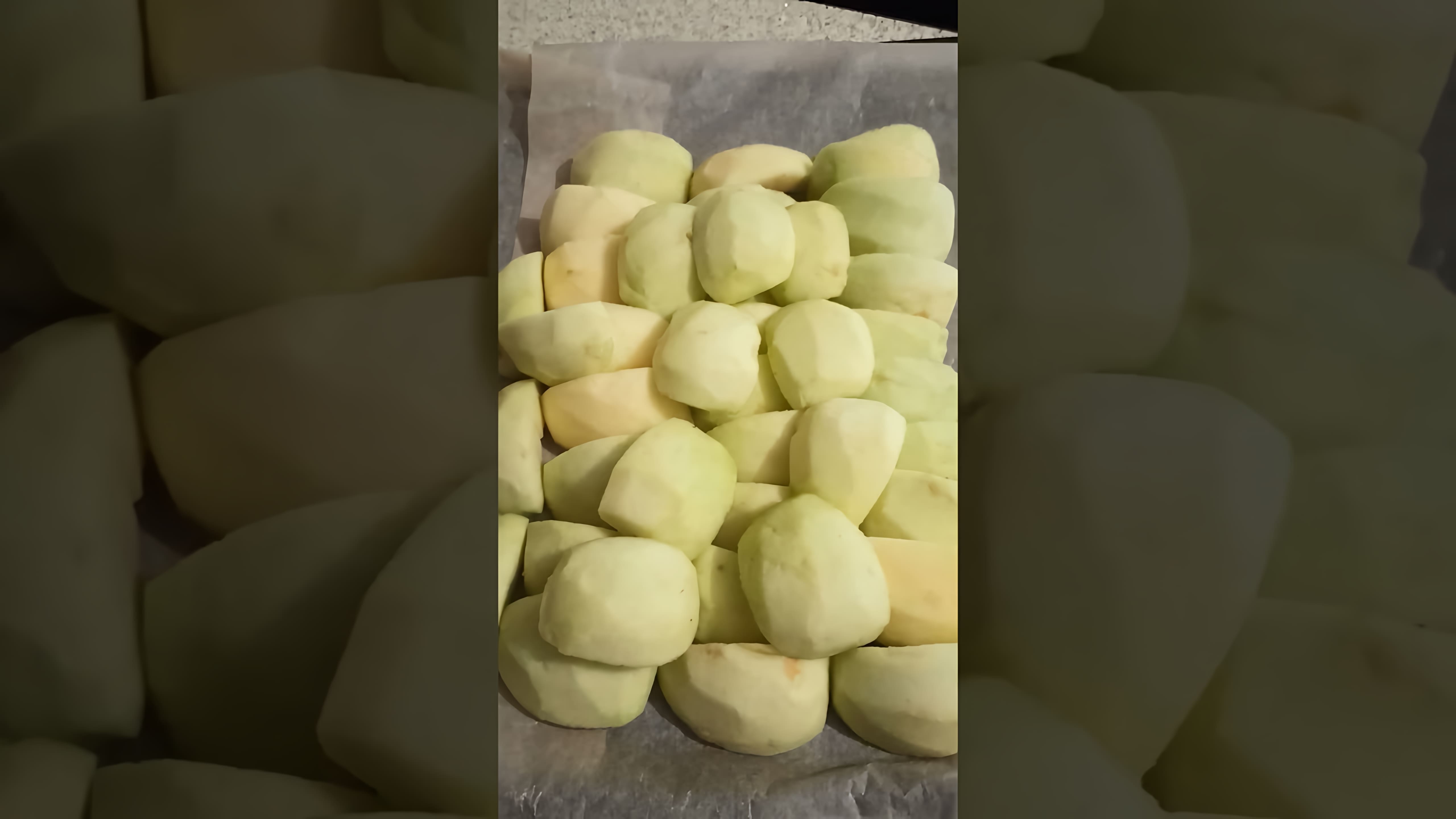 В этом видео-ролике мы увидим процесс приготовления яблочного пюре, а также узнаем, как сделать зефирную флористику и зефирные тюльпаны