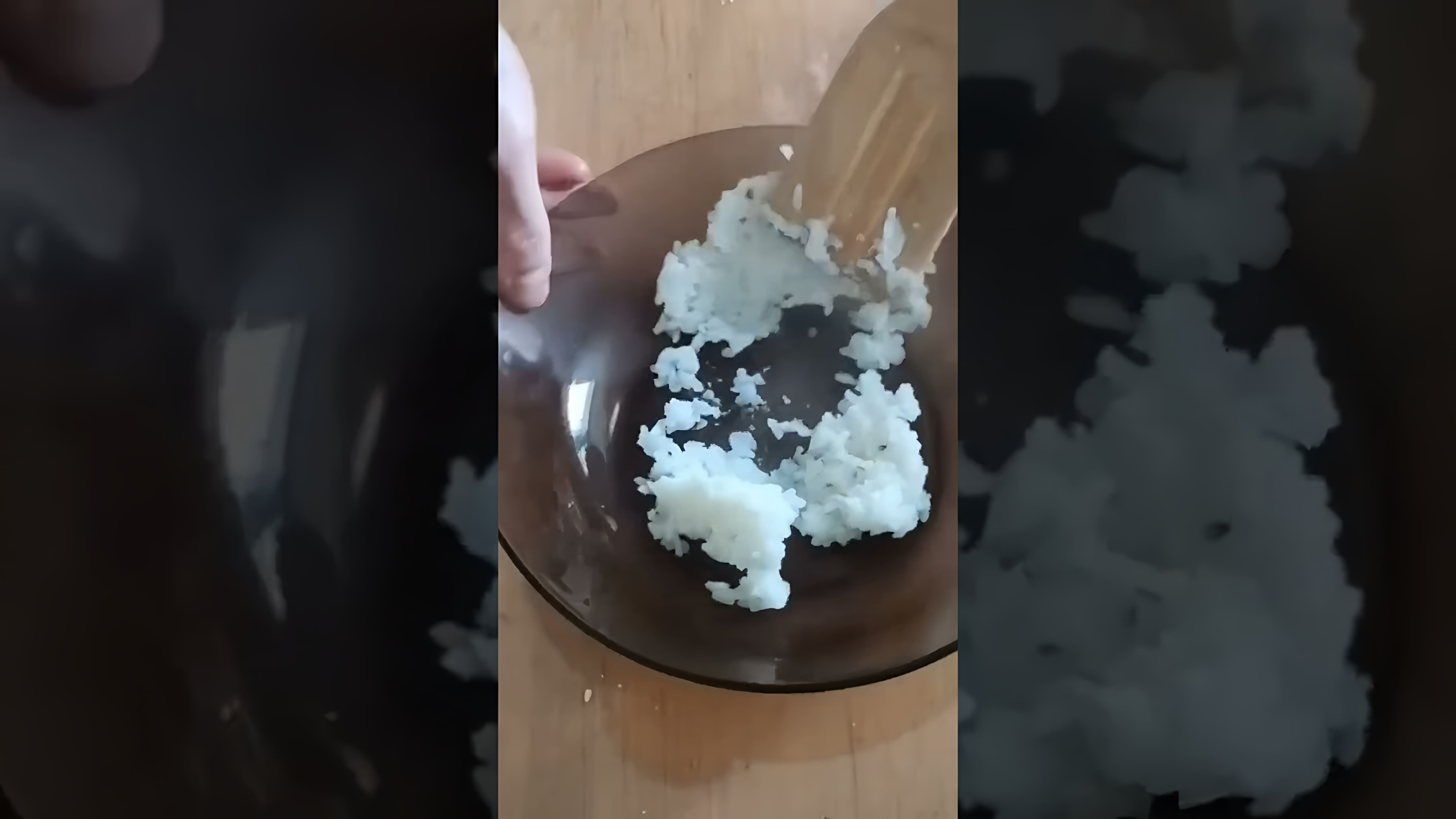 В этом видео-ролике, который имеет заголовок "#shorts  попкорн из риса / воздушный рис", демонстрируется процесс приготовления попкорна из риса