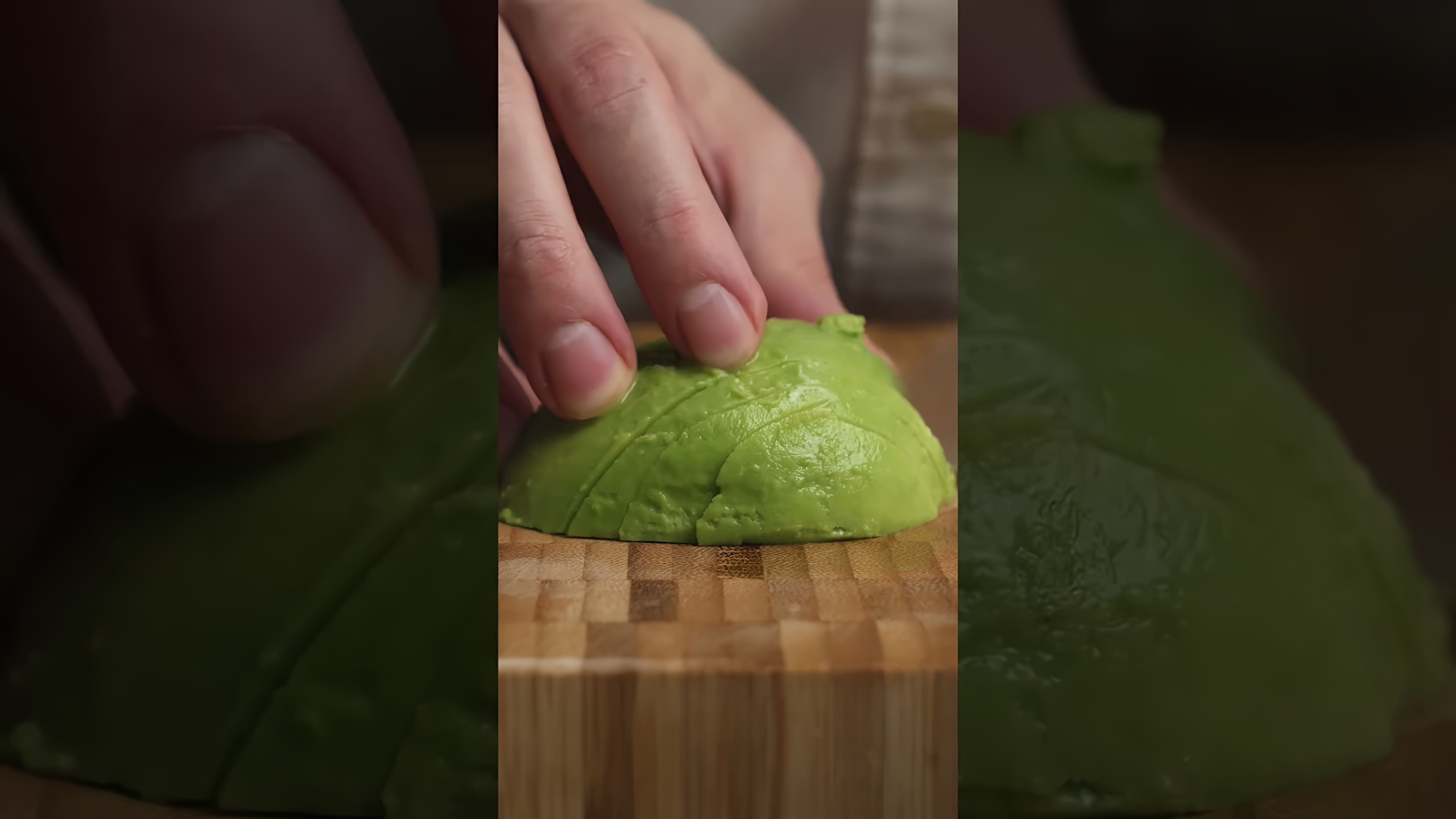 В этом видео демонстрируется процесс приготовления простого и вкусного сэндвича с тунцом