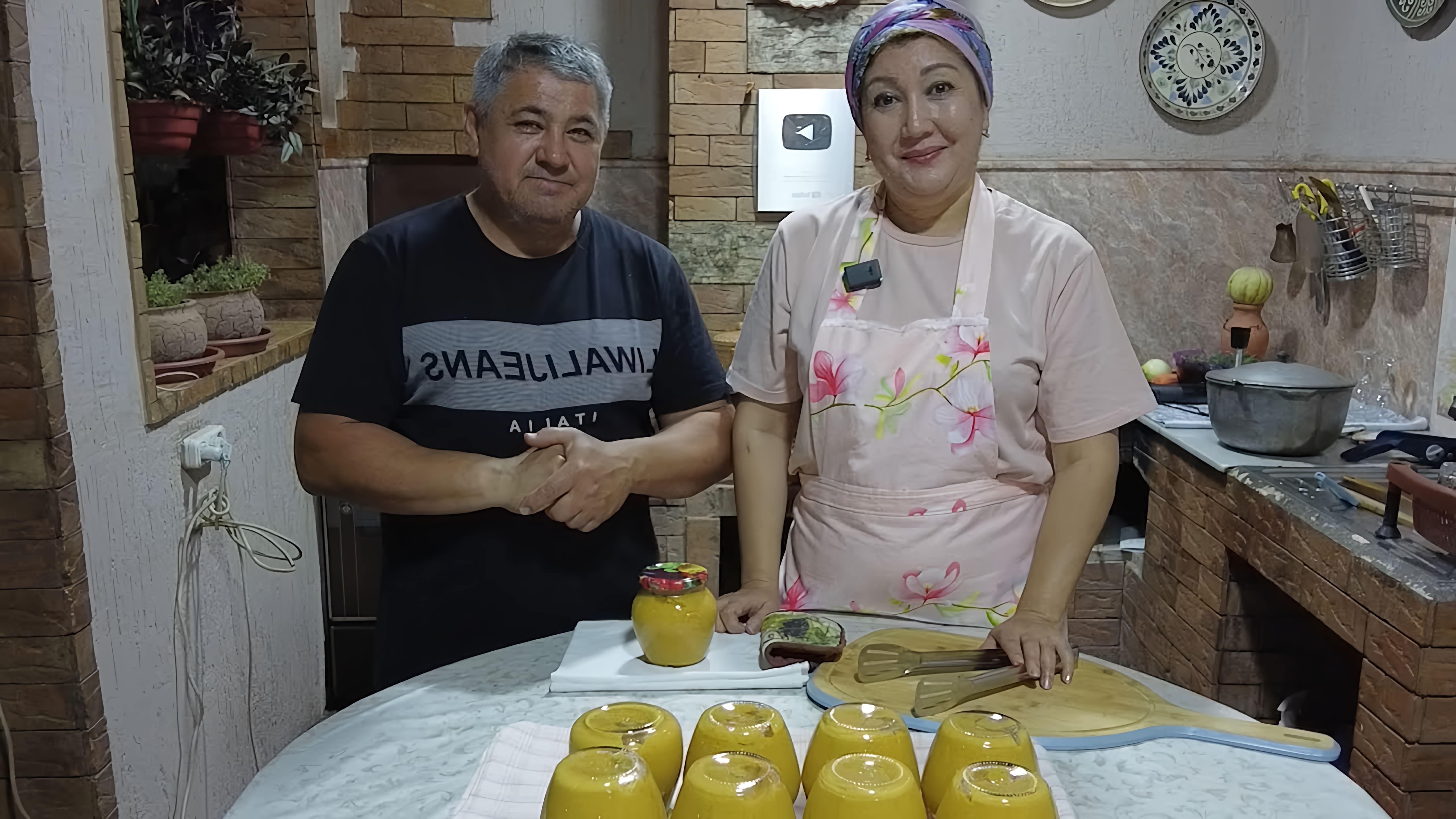 В данном видео демонстрируется процесс приготовления кабачковой икры по домашнему рецепту