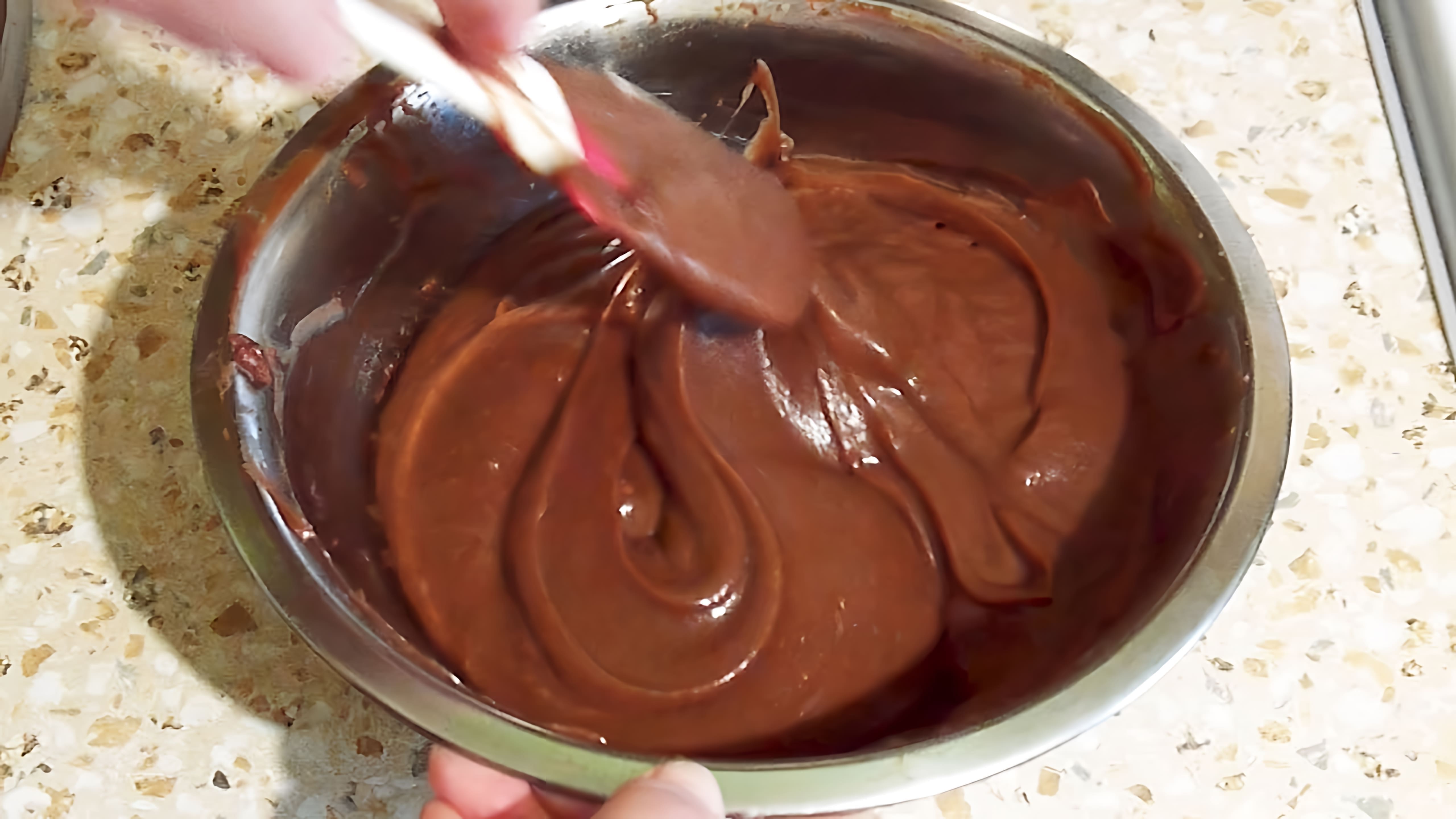 В этом видео демонстрируется рецепт приготовления шоколадного заварного крема