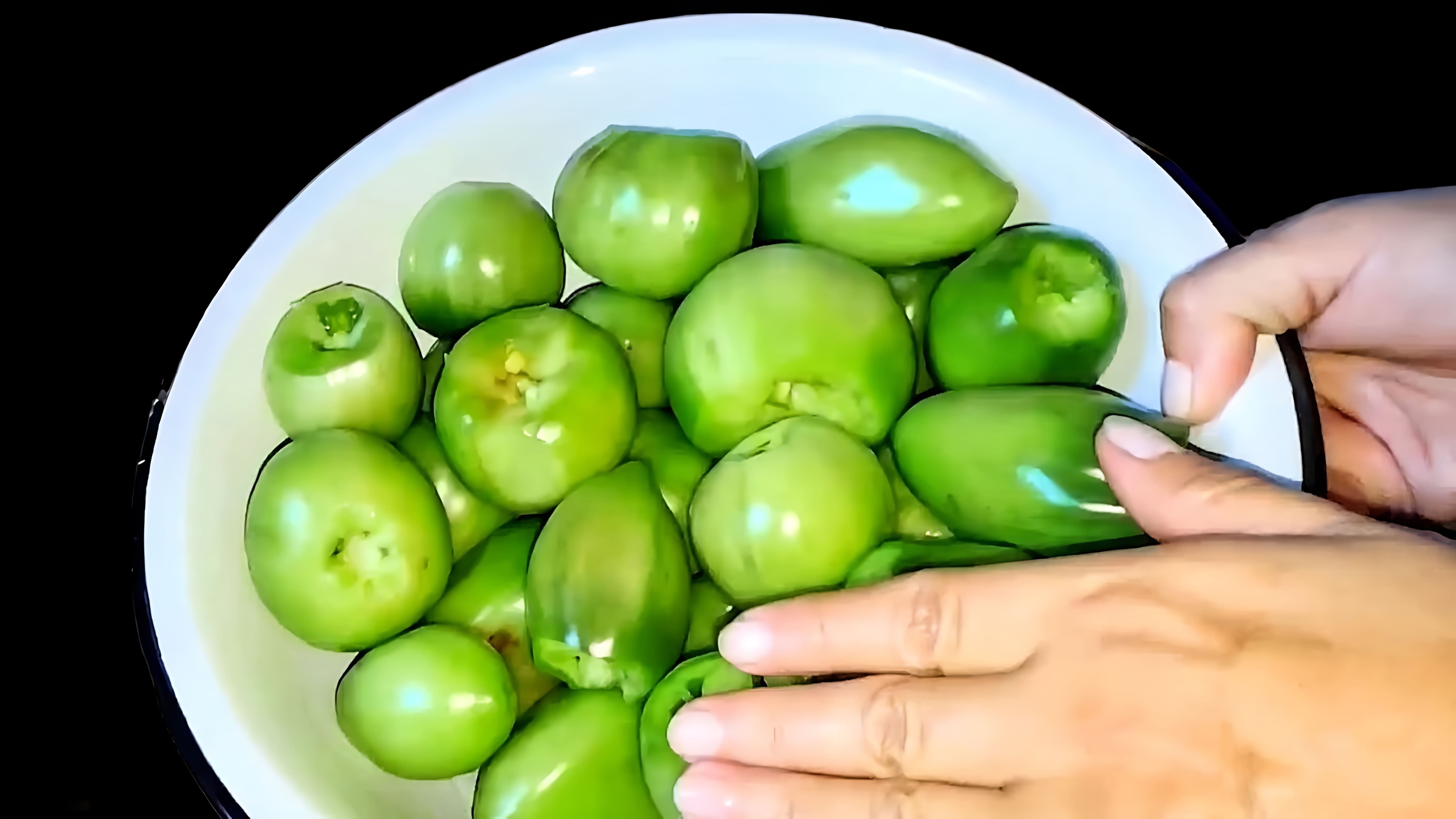 В этом видео-ролике вы увидите, как приготовить маринованные зеленые помидоры по рецепту, который передается в семье с 1976 года